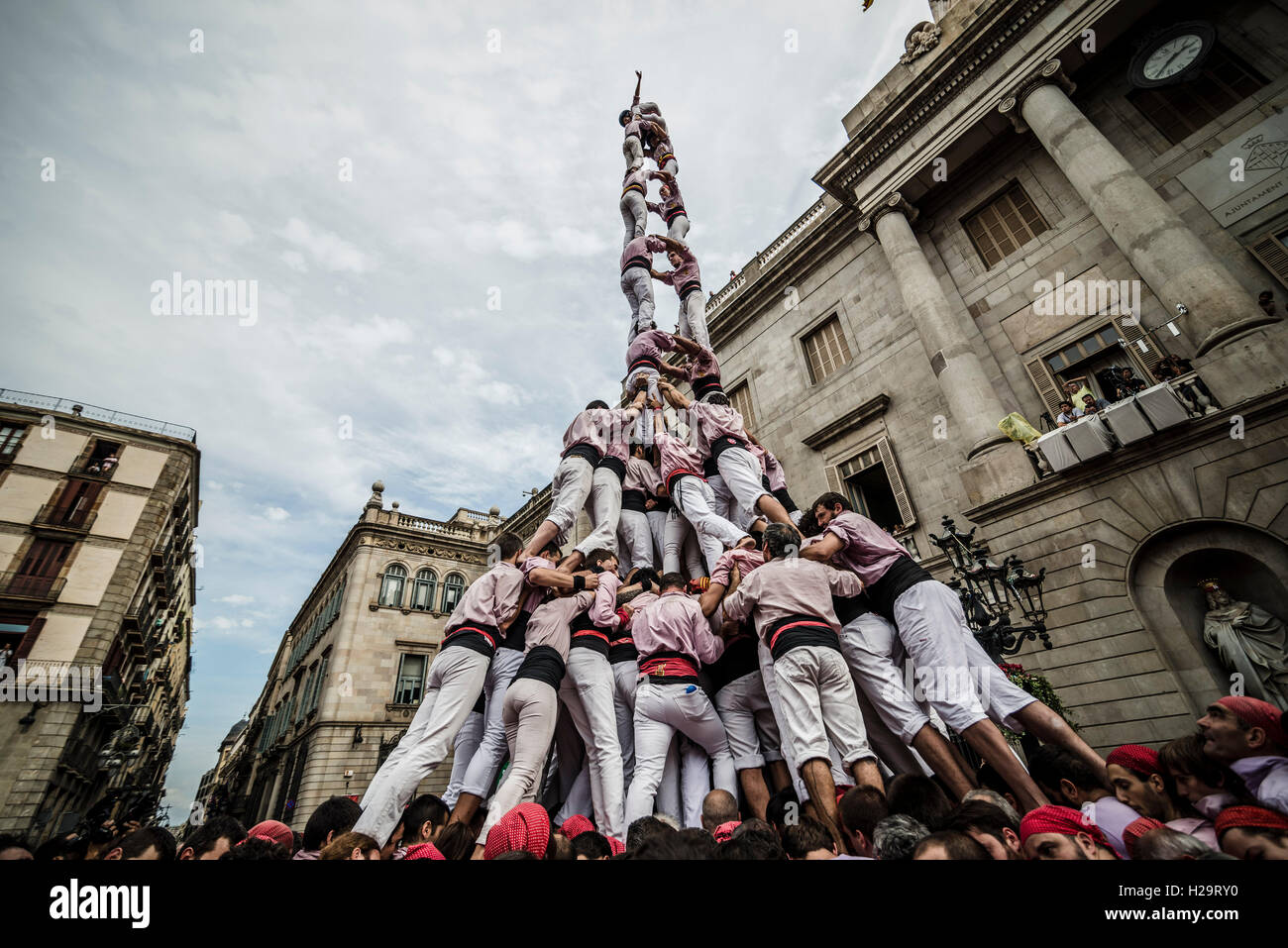 Barcelona, Spain. 25th Sep, 2016. The 'Minyons de Terrassa' build a human tower during Barcelona's city holiday 'La Merce' Credit:  matthi/Alamy Live News Stock Photo