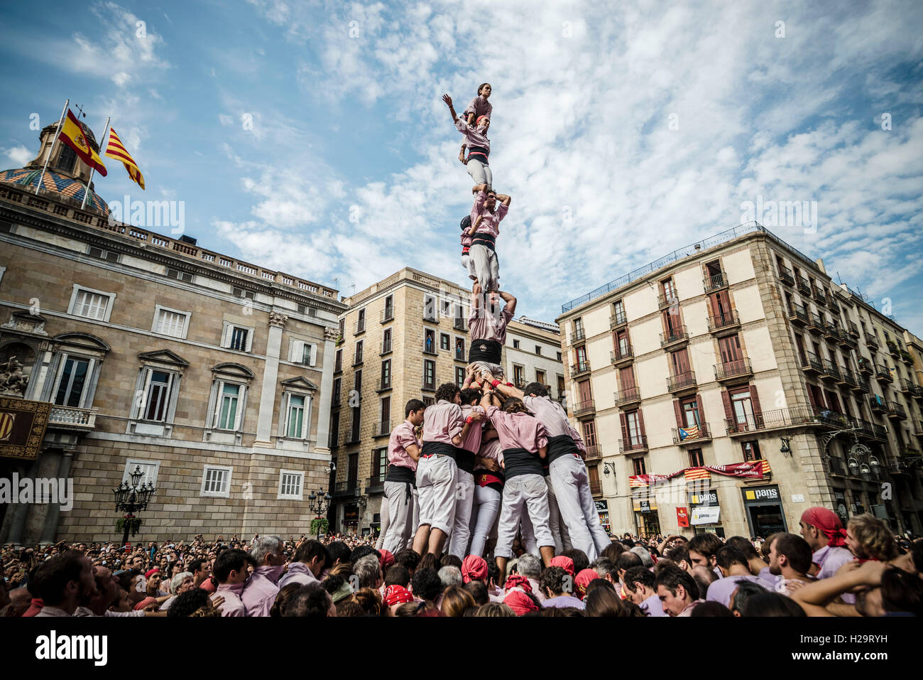 Barcelona, Spain. 25th Sep, 2016. The 'Minyons de Terrassa' build a human tower during Barcelona's city holiday 'La Merce' Credit:  matthi/Alamy Live News Stock Photo