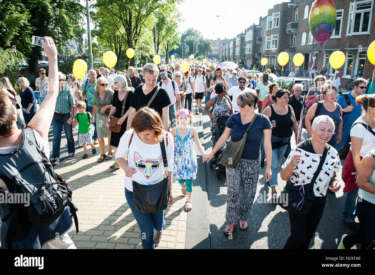 Amsterdam, The Netherlands. 25th Sep, 2016. Ieder1, an initiative by actor Nasrdin Dchar that represents to be proud of the Dutch diversity, is a crowdfunding started a large parade was held on September 25. They collected around 50.000 euros. 'Netherlands belongs to everyone,' was the clear message from Nasrdin. The parade started around The Bijlmer Arena and finsihed at the Museumplein with a lot of performances by several music artists. The mayors of Amsterdam and Rotterdam also supported the diversity parade. Credit:  Romy Arroyo Fernandez/Alamy Live News. Stock Photo