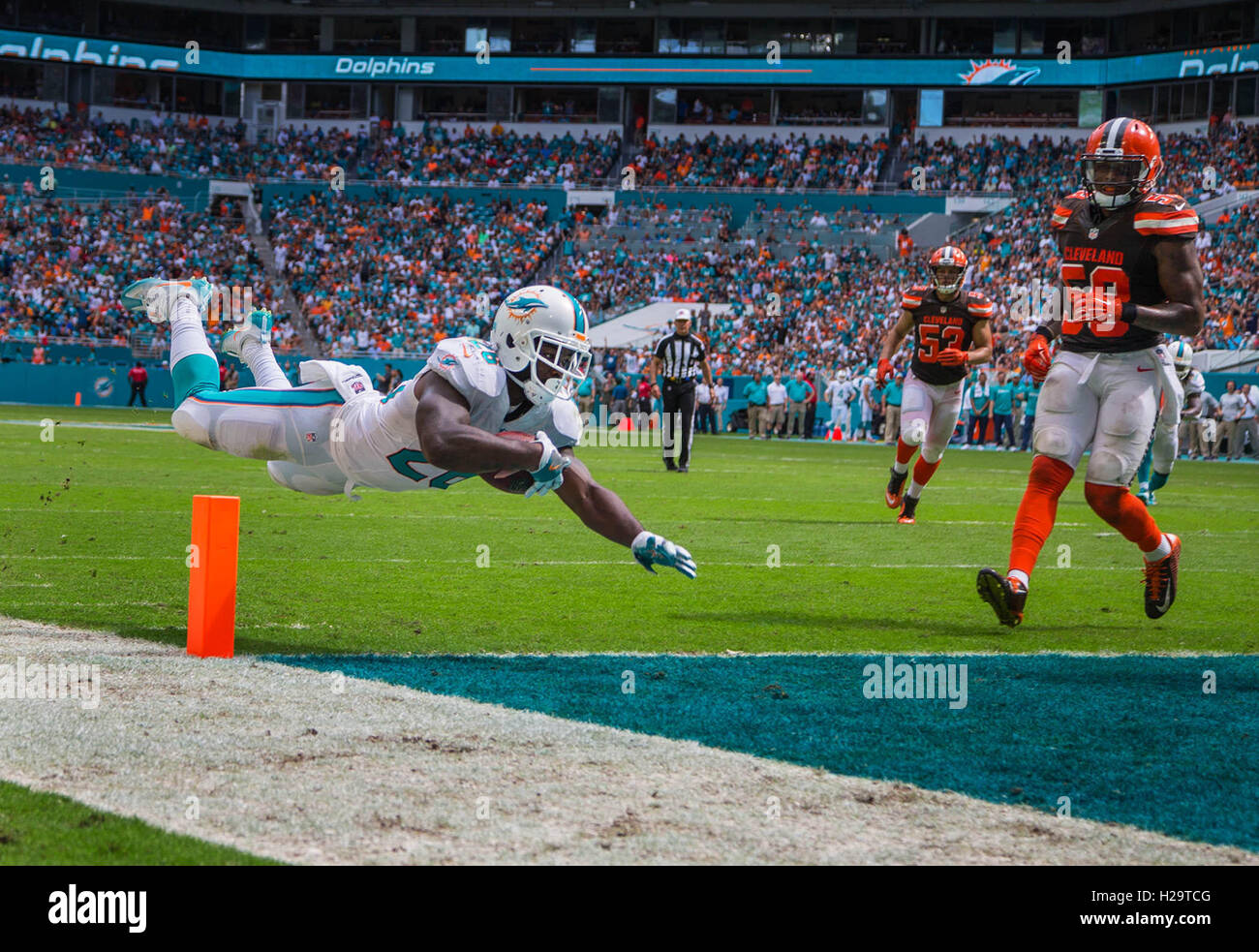 Miami Gardens, Florida, USA. 25th Sep, 2016. Miami Dolphins running back Damien Williams (26) dives into the endzone in the fourth quarter at Hard Rock Stadium in Miami Gardens, Florida on September 25, 2016. Credit:  Allen Eyestone/The Palm Beach Post/ZUMA Wire/Alamy Live News Stock Photo