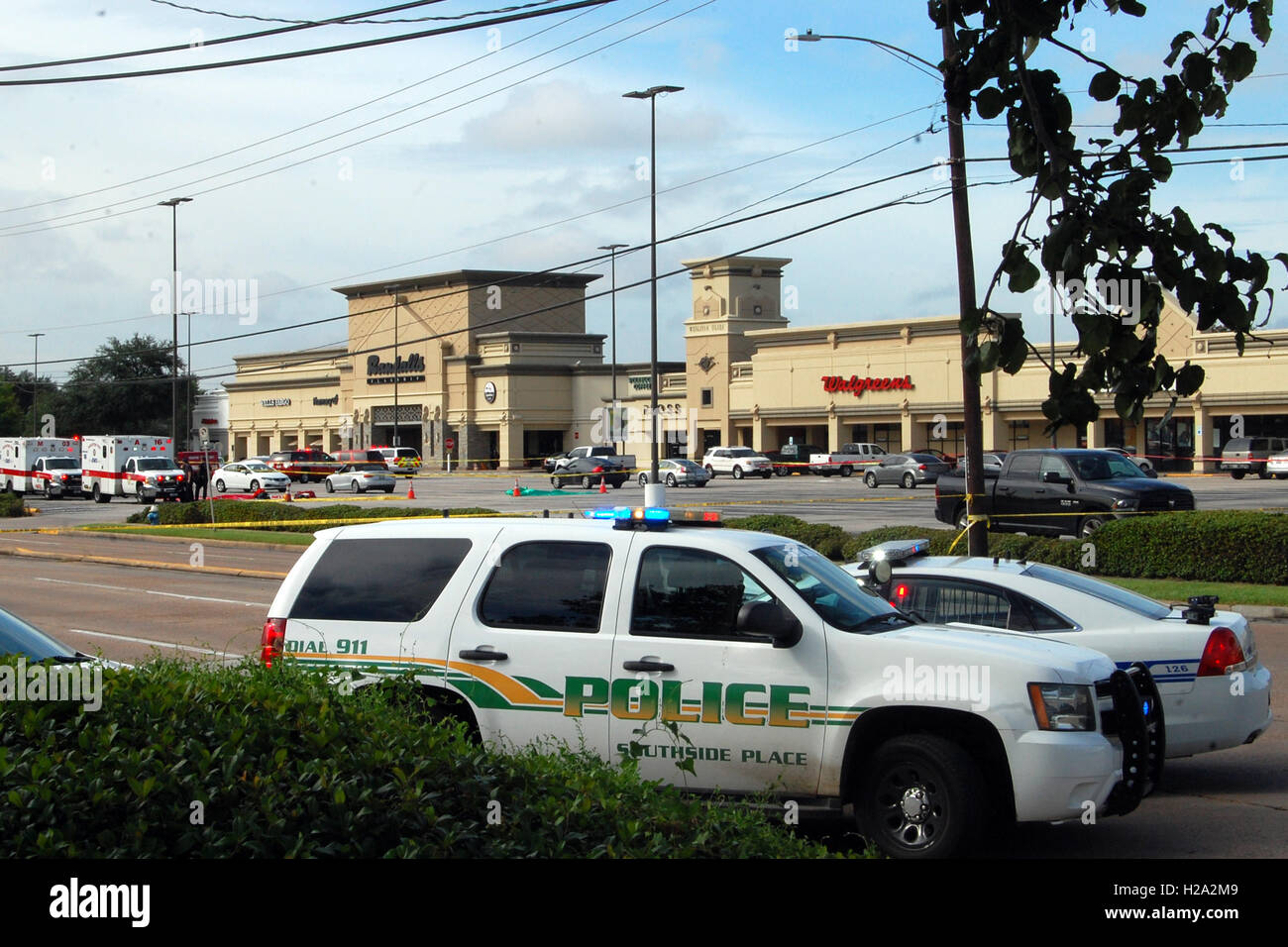 Houston, USA. 26th Sep, 2016. Police cars are seen near the site of a shootout in Houston, Texas, the United States, Sept. 26, 2016. Nine people were injured early Monday when a man armed with several weapons opened fire on vehicles in southwest Houston, the largest city in the U.S. state of Texas. Credit:  Jia Zhong/Xinhua/Alamy Live News Stock Photo