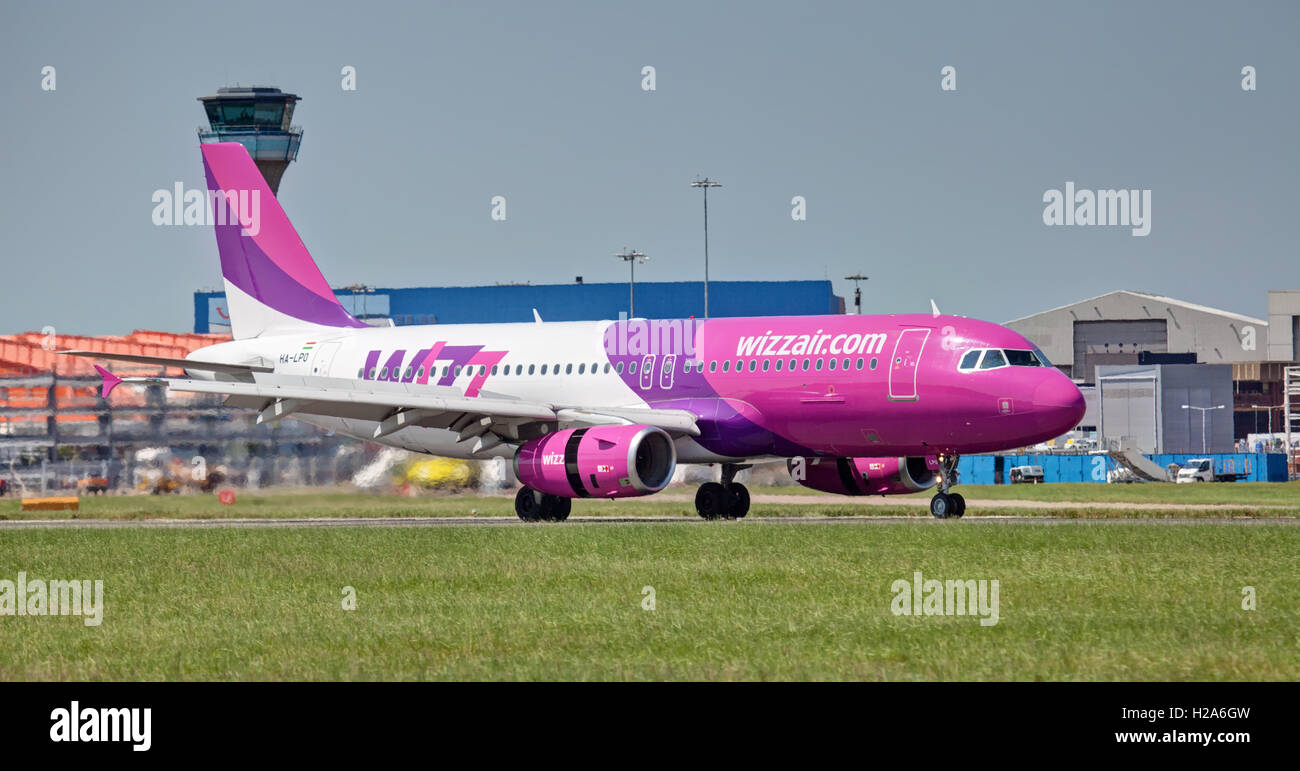 Wizz Air Airbus a320 HA-LPO landing at London Luton Airport LTN Stock ...