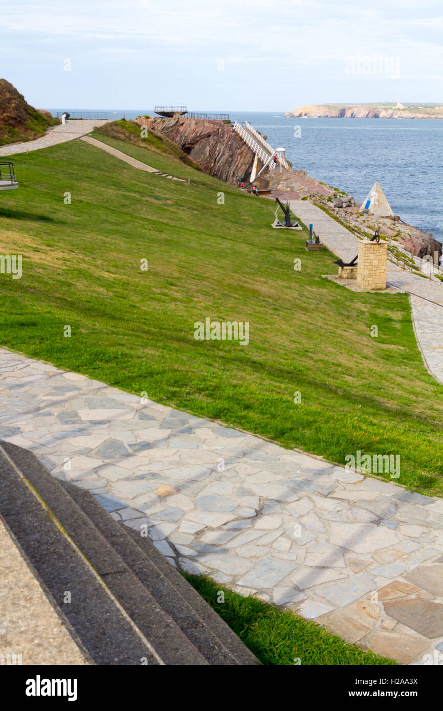 Walking and biking trail in a park Stock Photo - Alamy