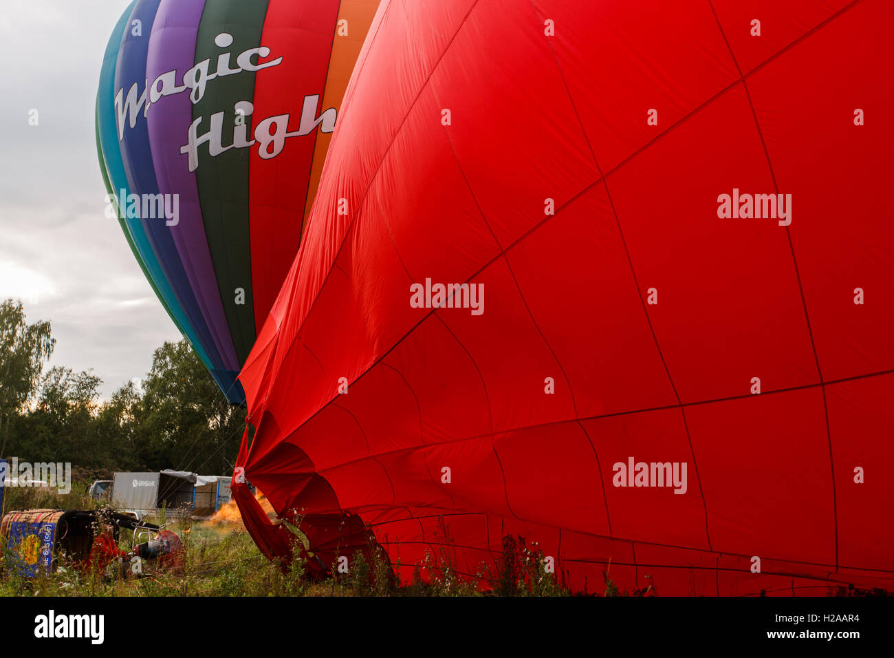 Hot air balloon and basket Stock Photo - Alamy