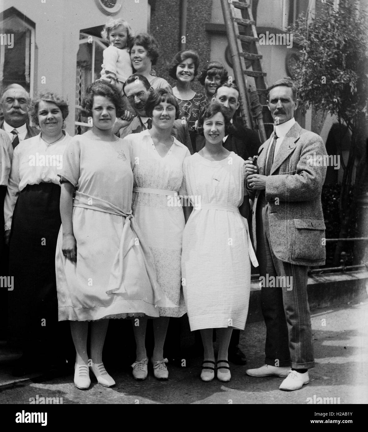British family lifestyle. Group infront of house. C 1935. Photo by Tony Henshaw Stock Photo