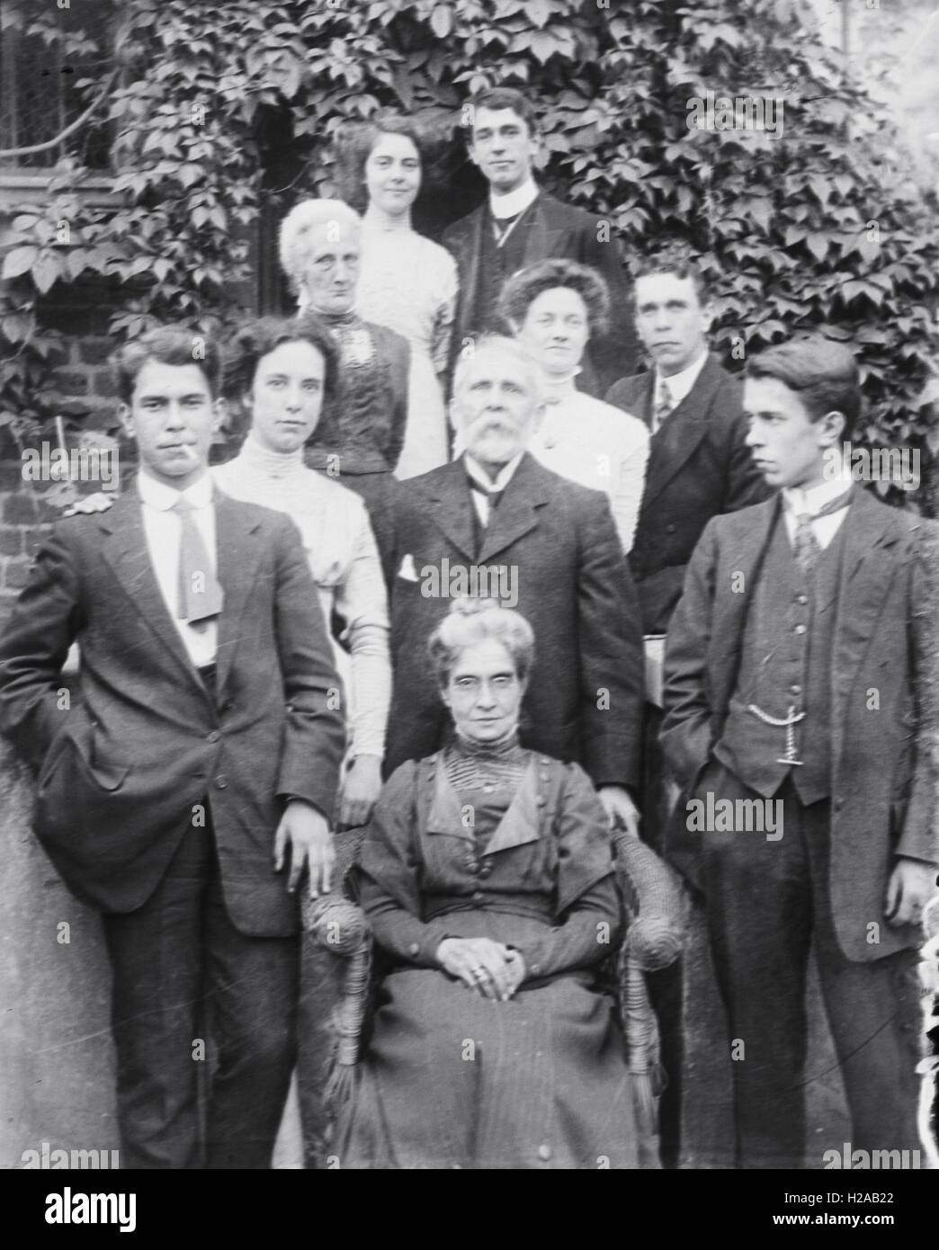 British family lifestyle. Group possibly family pose. C 1920. Photo by Tony Henshaw Stock Photo