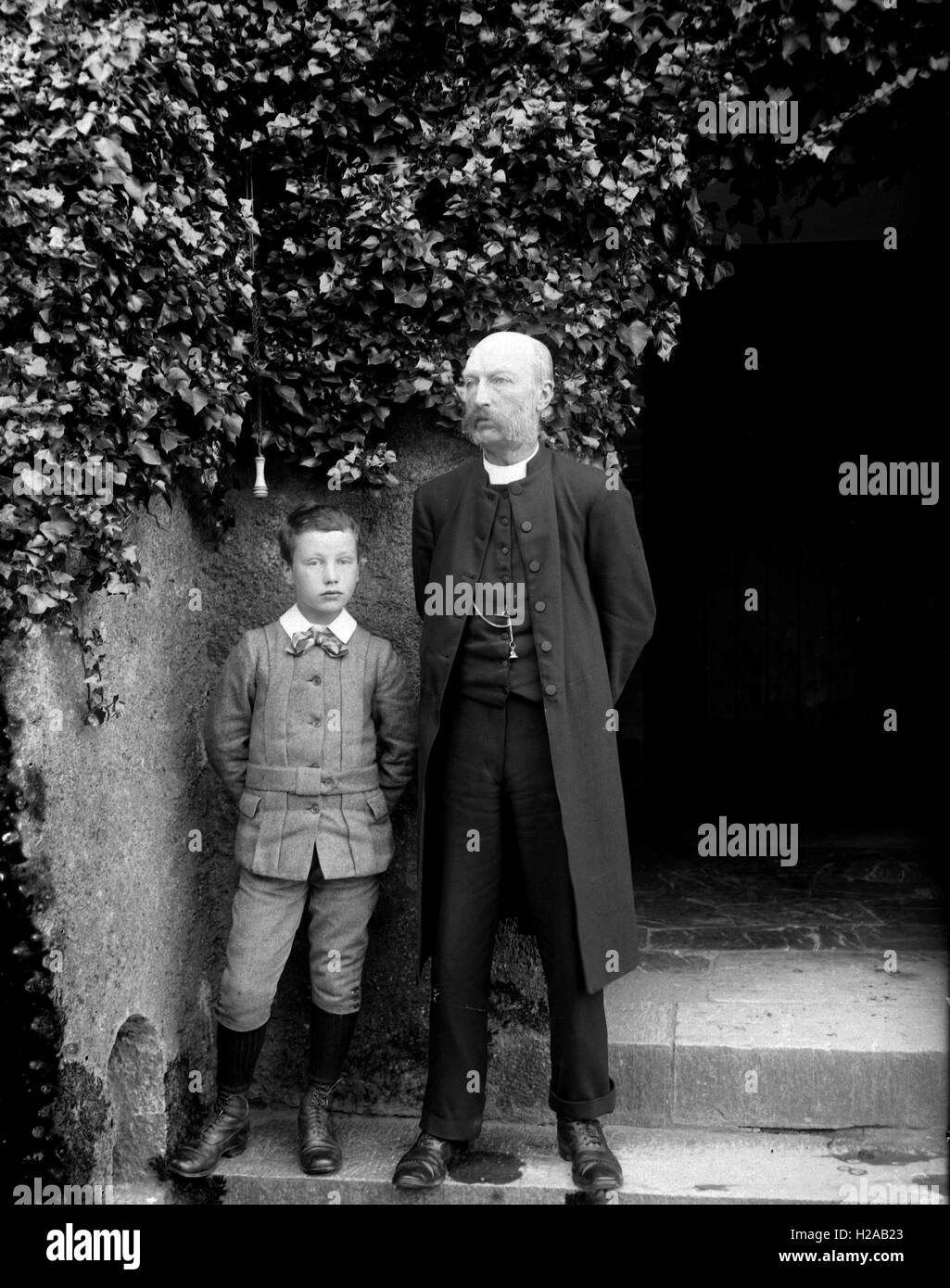 British family lifestyle. Father and son pose. C 1900. Photo by Tony Henshaw Stock Photo