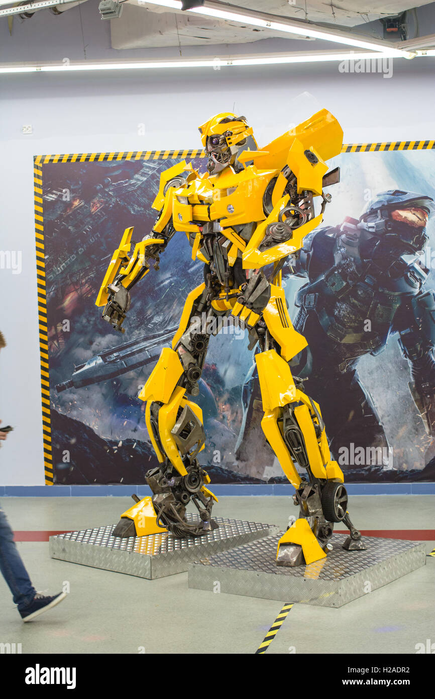 SEP 25, 2016, MOSCOW, RUSSIA: Bumblebee Robot Model to promote TRANSFORMERS The Ride at Universal Studio Stock Photo
