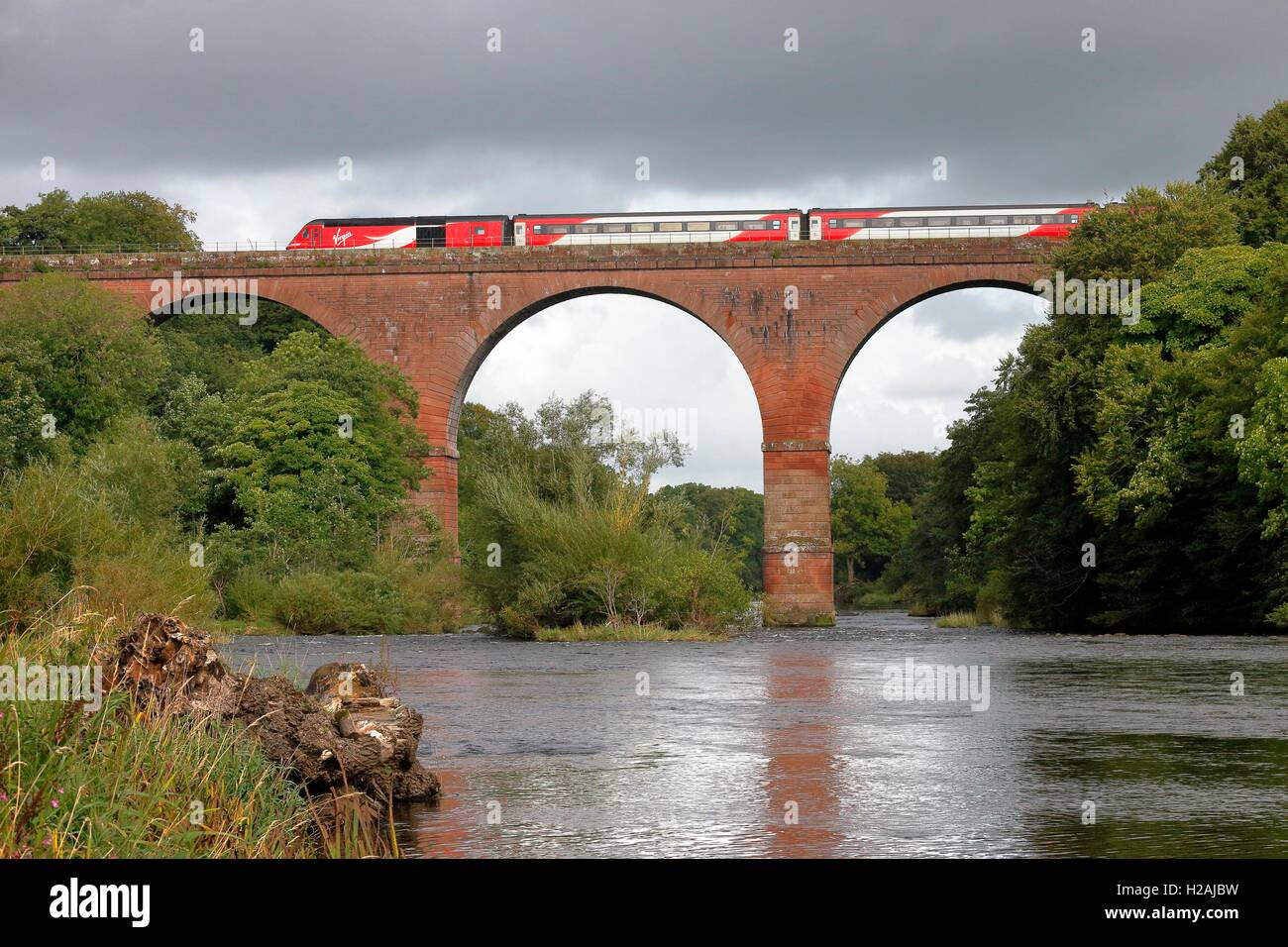 Virgin InterCity 125 crossing Wetheral Viaduct over the River Eden. Wetheral, Newcastle & Carlisle Railway, Cumbria, England. Stock Photo