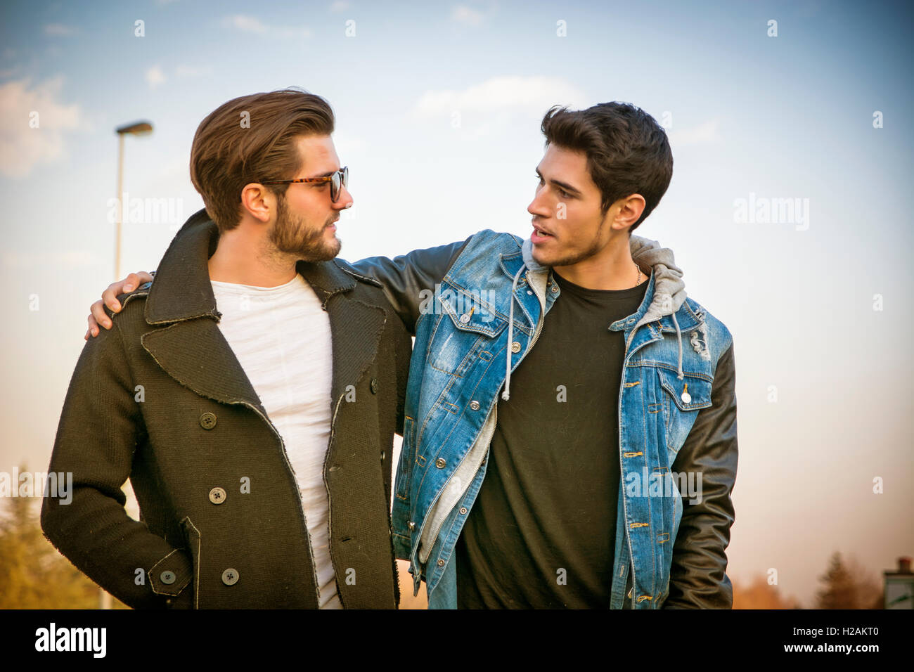 Friends encounter hug hi-res stock photography and images - Alamy