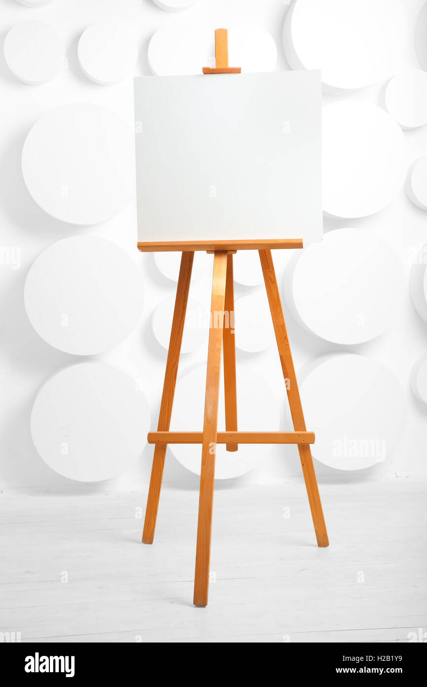 Blank white canvas artist easel hi-res stock photography and images - Alamy
