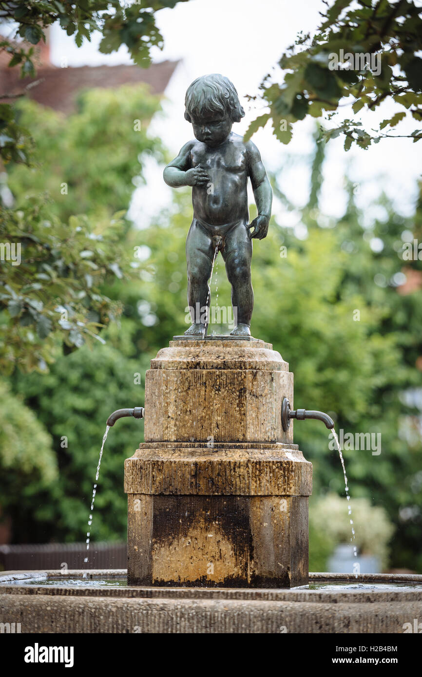 Brunnenbüble Männeken Pis, peeing boy statue by sculptor Emil Kiemlen