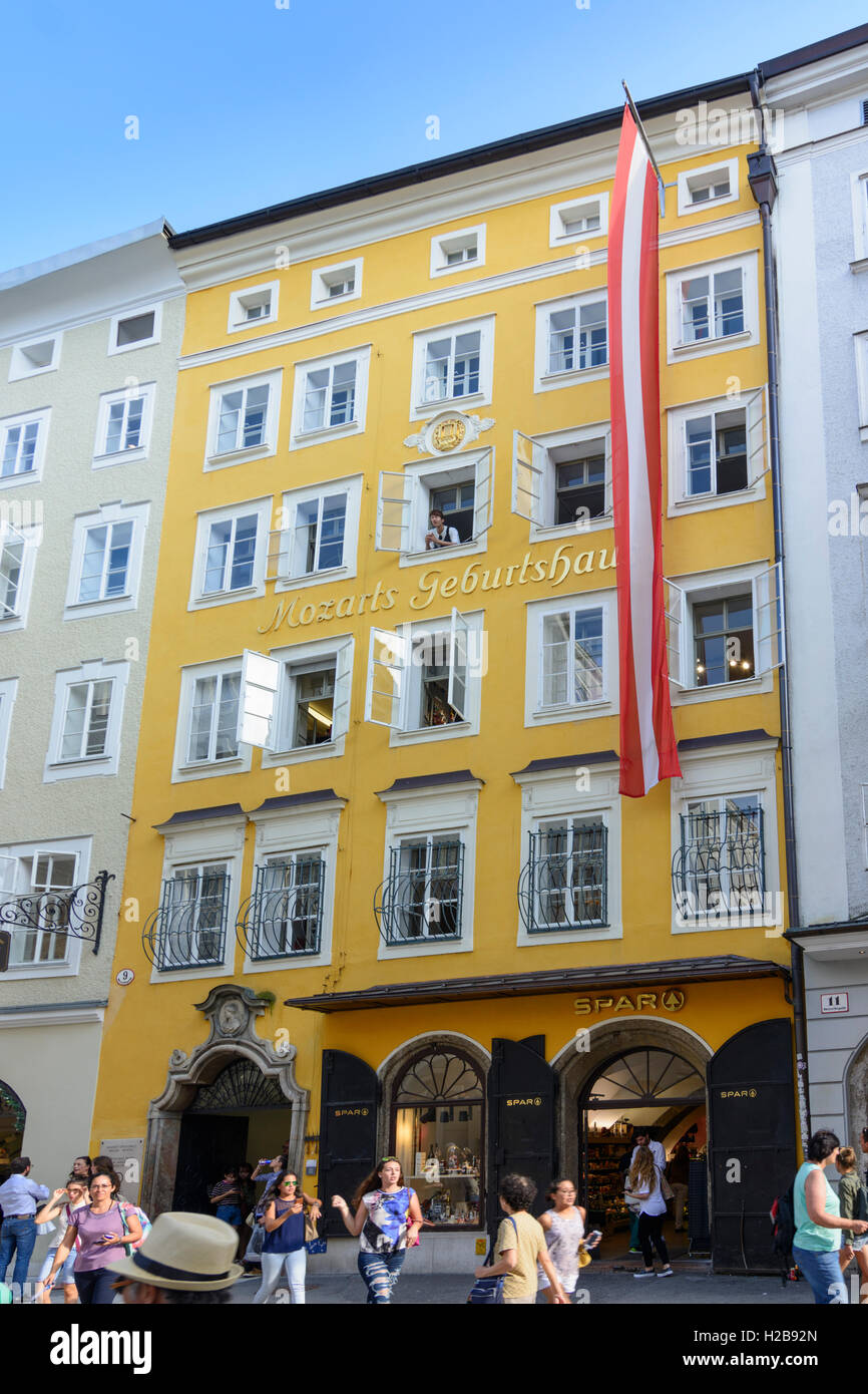 Mozarts birthplace in the getreidegasse 9 hi-res stock photography and ...