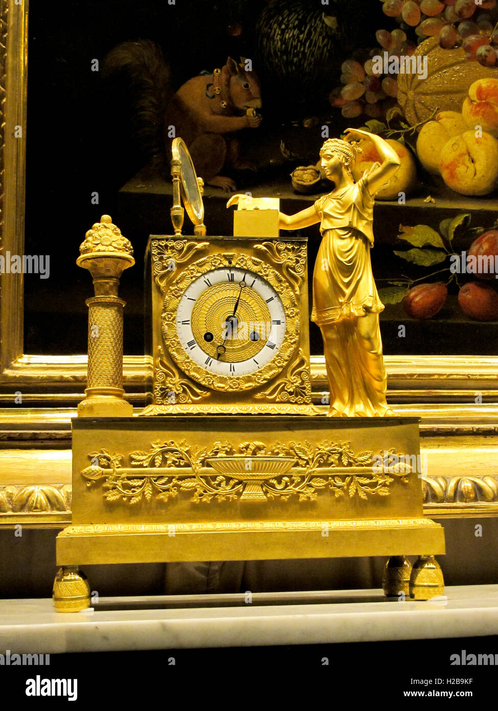 Vintage shop clock hi-res stock photography and images - Alamy