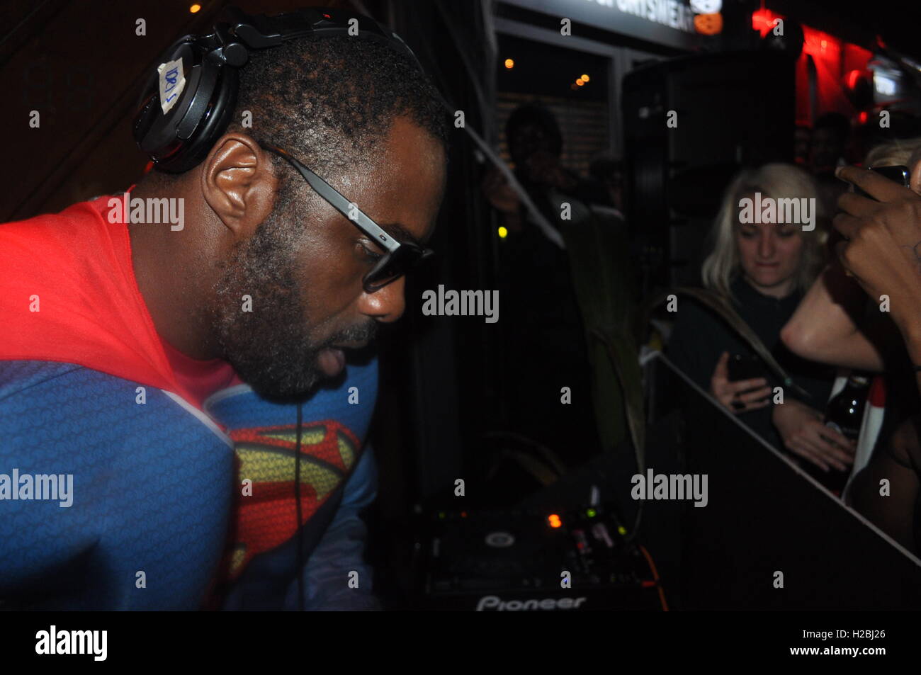 Idris Elba performing a DJ set at the Box Park Stock Photo Alamy