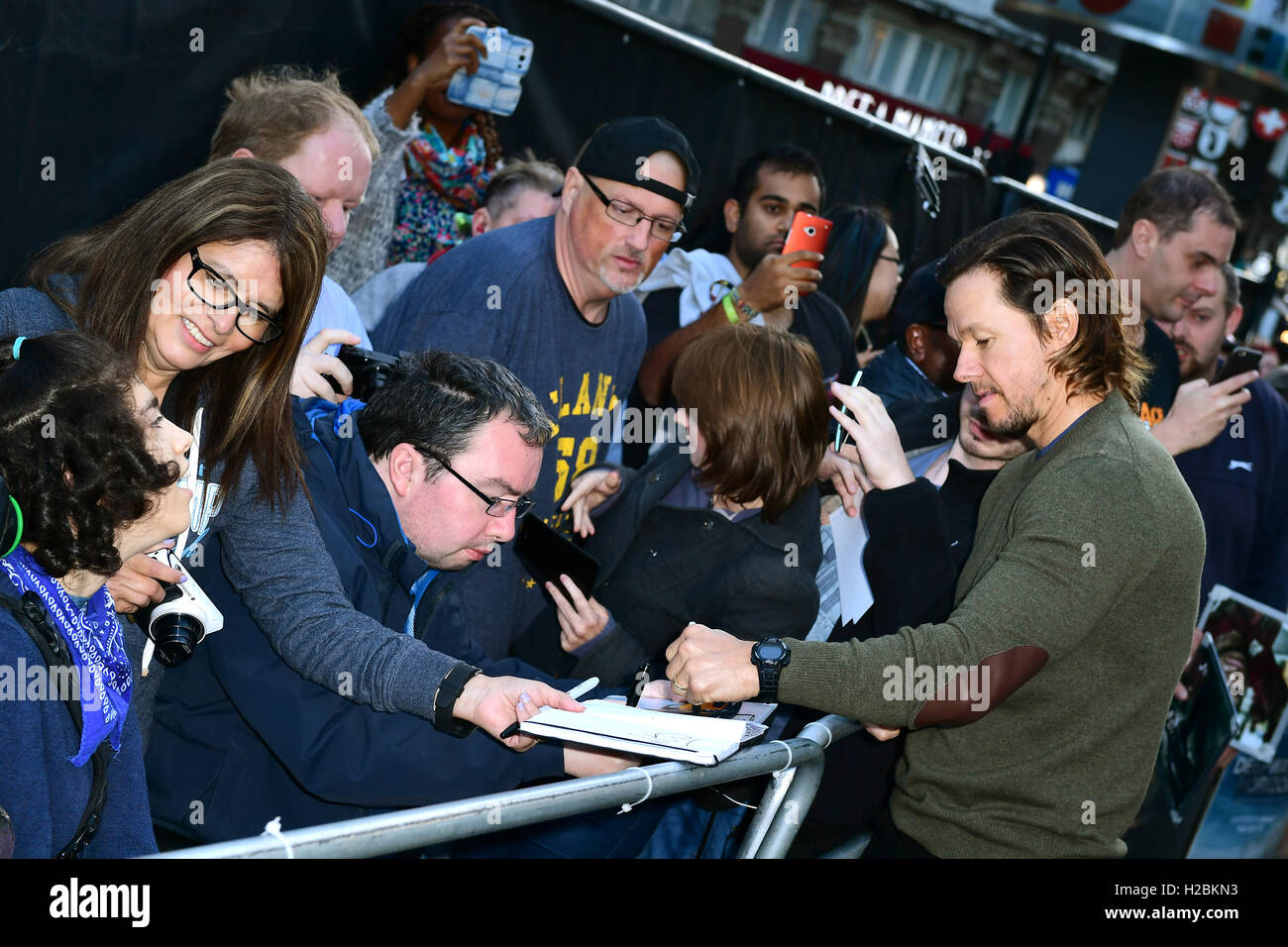 Mark Wahlberg signs autographs whilst attending the european premiere of Deepwater Horizon at the Cineworld cinema, Leicester Square, London. Stock Photo