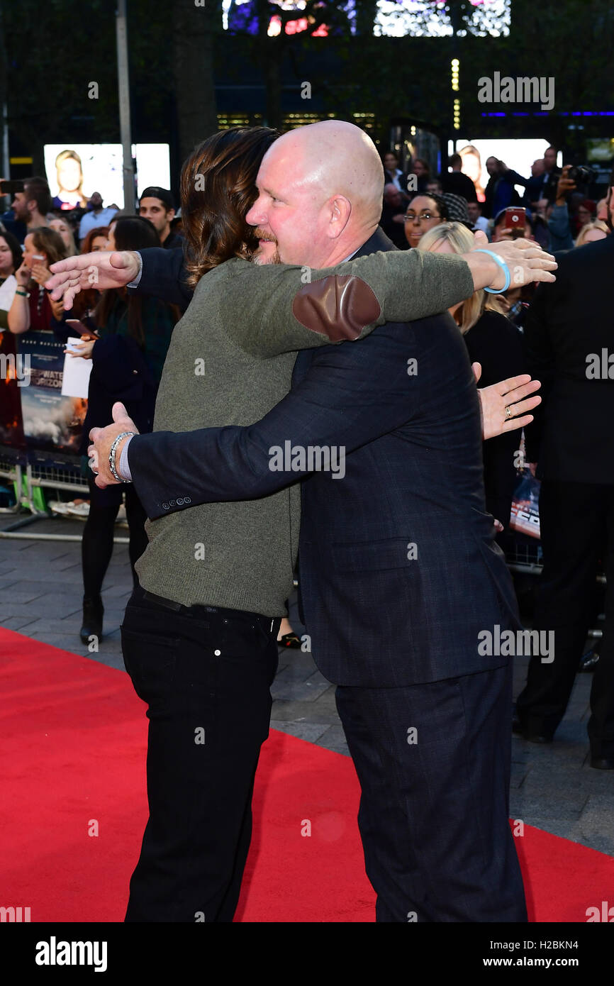 Mike Williams (right) played by Mark Wahlberg (left) in the film attending the european premiere of Deepwater Horizon at the Cineworld cinema, Leicester Square, London. Stock Photo