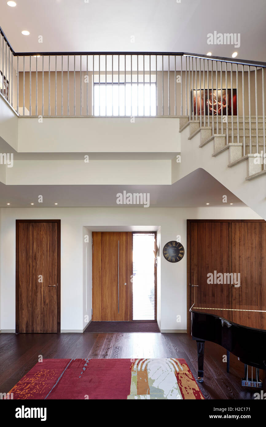 Lofty entrance hall. Incurvo, Goring, United Kingdom. Architect: Adrian James Architects, 2016. Stock Photo