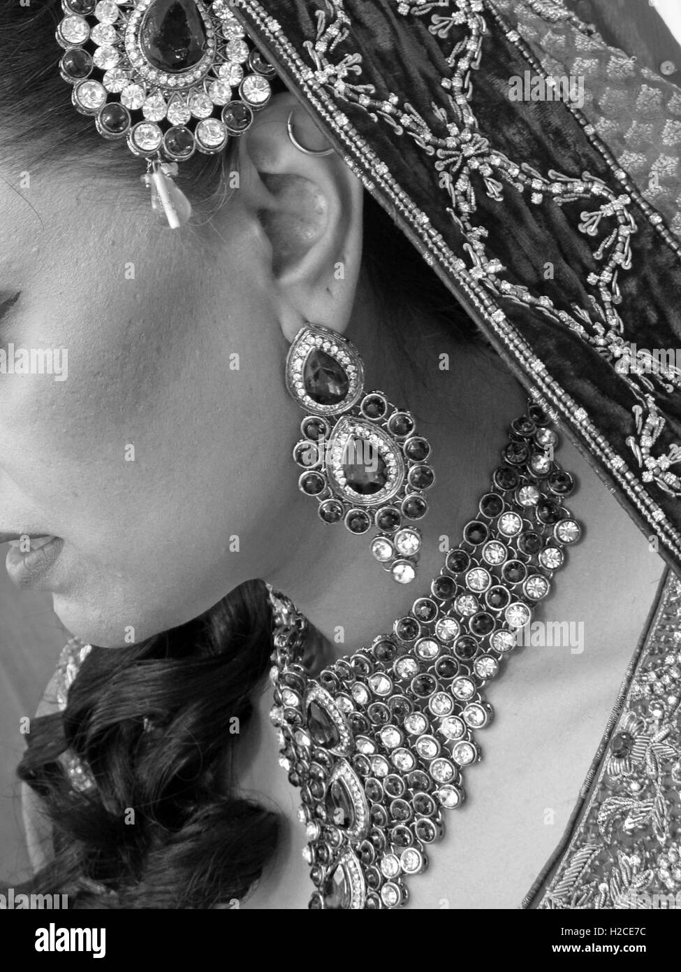 Asian wedding hands and jewelry, henna and gold, monochrome, Black and White Stock Photo