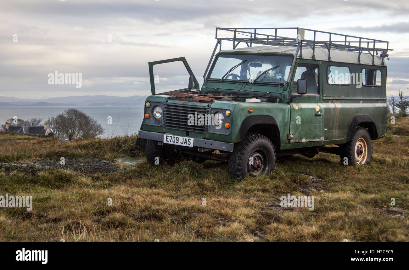 zien complexiteit levenslang Abandoned land rover hi-res stock photography and images - Alamy