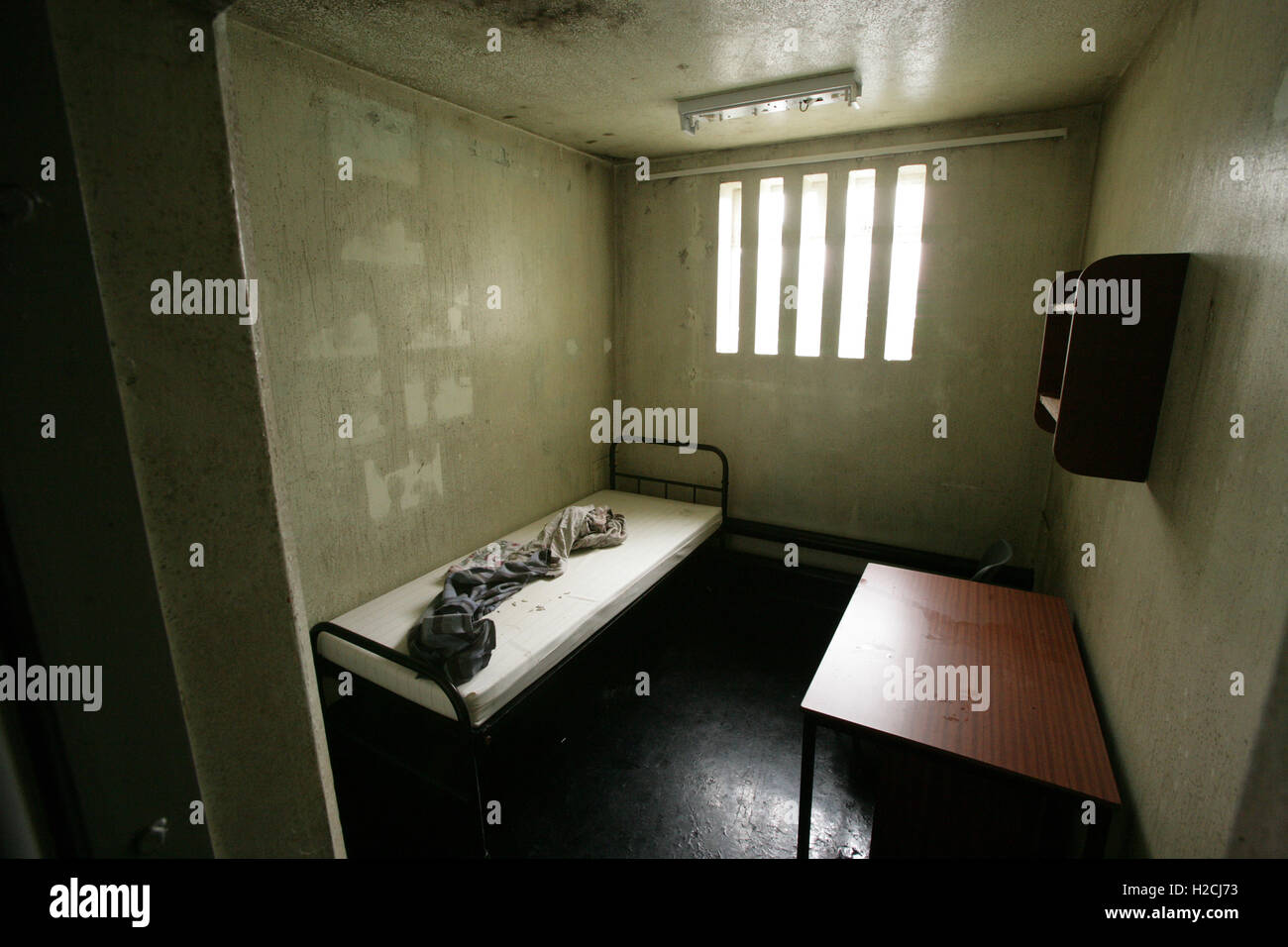A basic H-Block prison cell inside the former Maze Prison in Northern  Ireland, U.K. Photo/Paul McErlane Stock Photo - Alamy