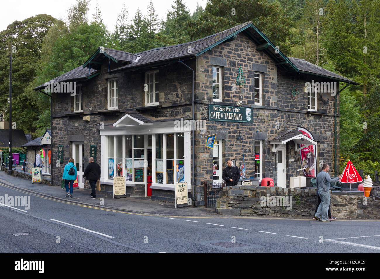 The Hen Siop (Old Shop) Pont y Pair bridge in Betws y Coed a popular fish and chip takeaway and cafe in the town centre Stock Photo