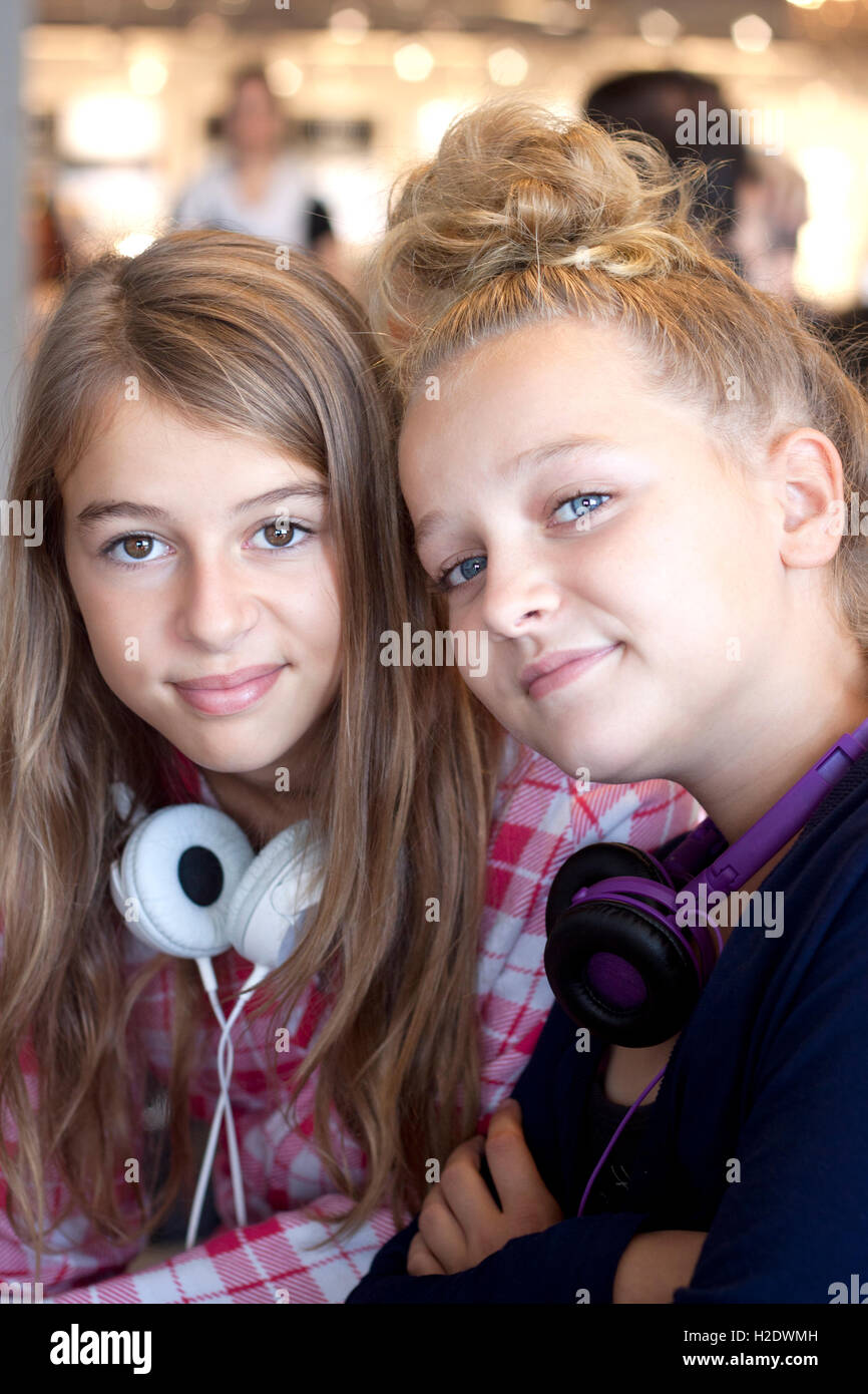 Two teenage kids hanging out Stock Photo - Alamy