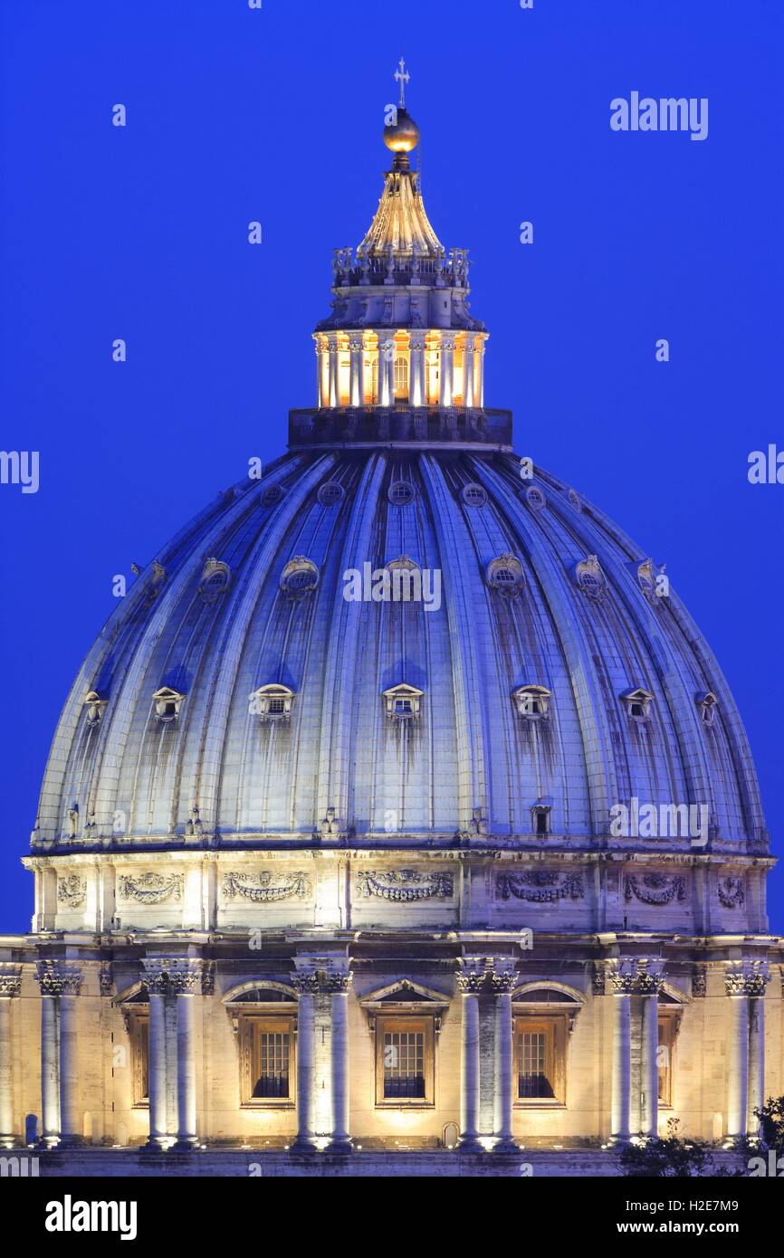 Evening view of the cupola of the St Peter's Basilica in Rome | usage ...