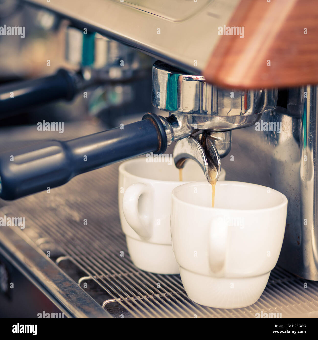 https://c8.alamy.com/comp/H2EGGG/brewing-two-cups-of-espresso-in-professional-coffee-machine-H2EGGG.jpg