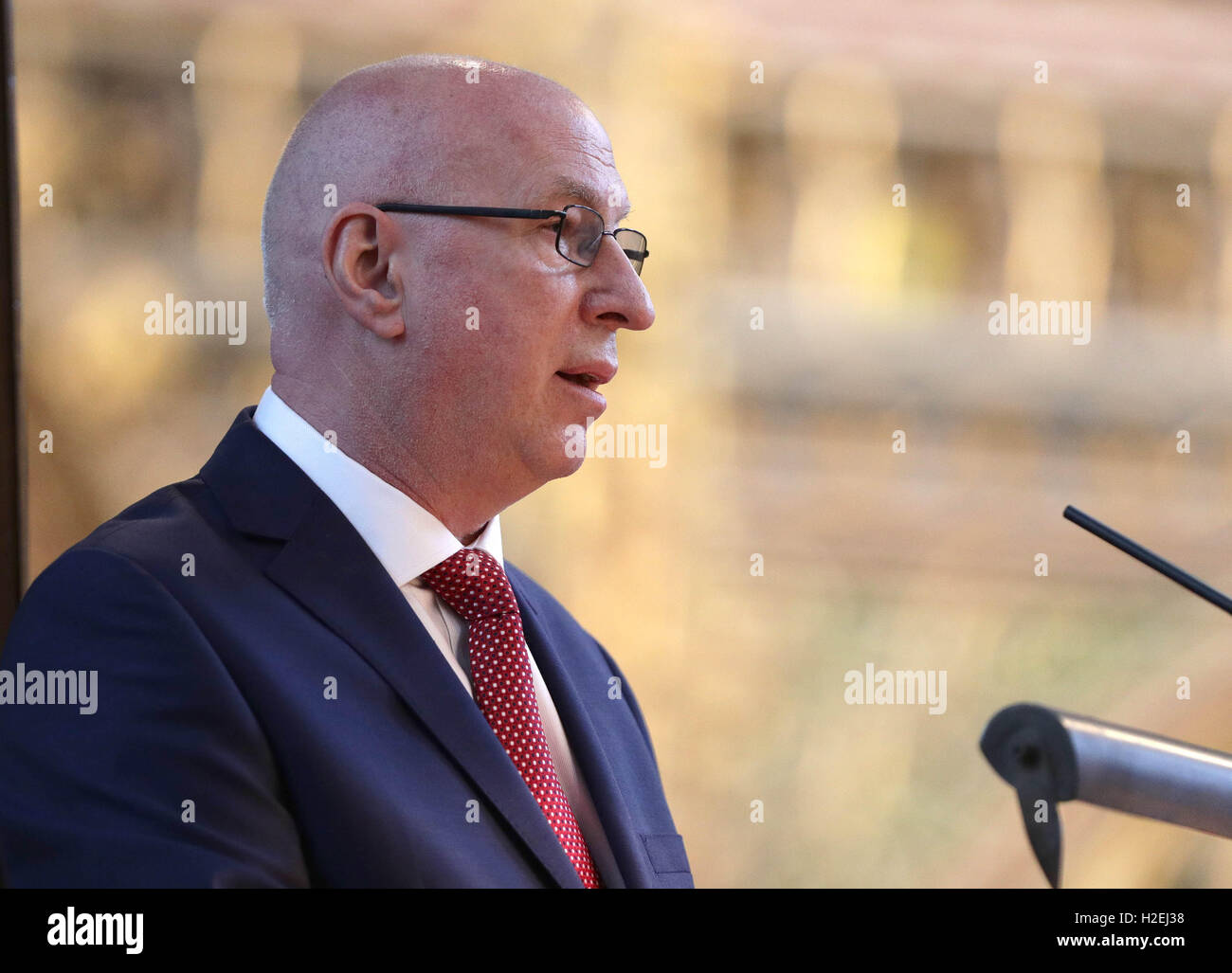 Ken Bruce speaks during the Service of Thanksgiving for Sir Terry Wogan at Westminster Abbey, London. Stock Photo