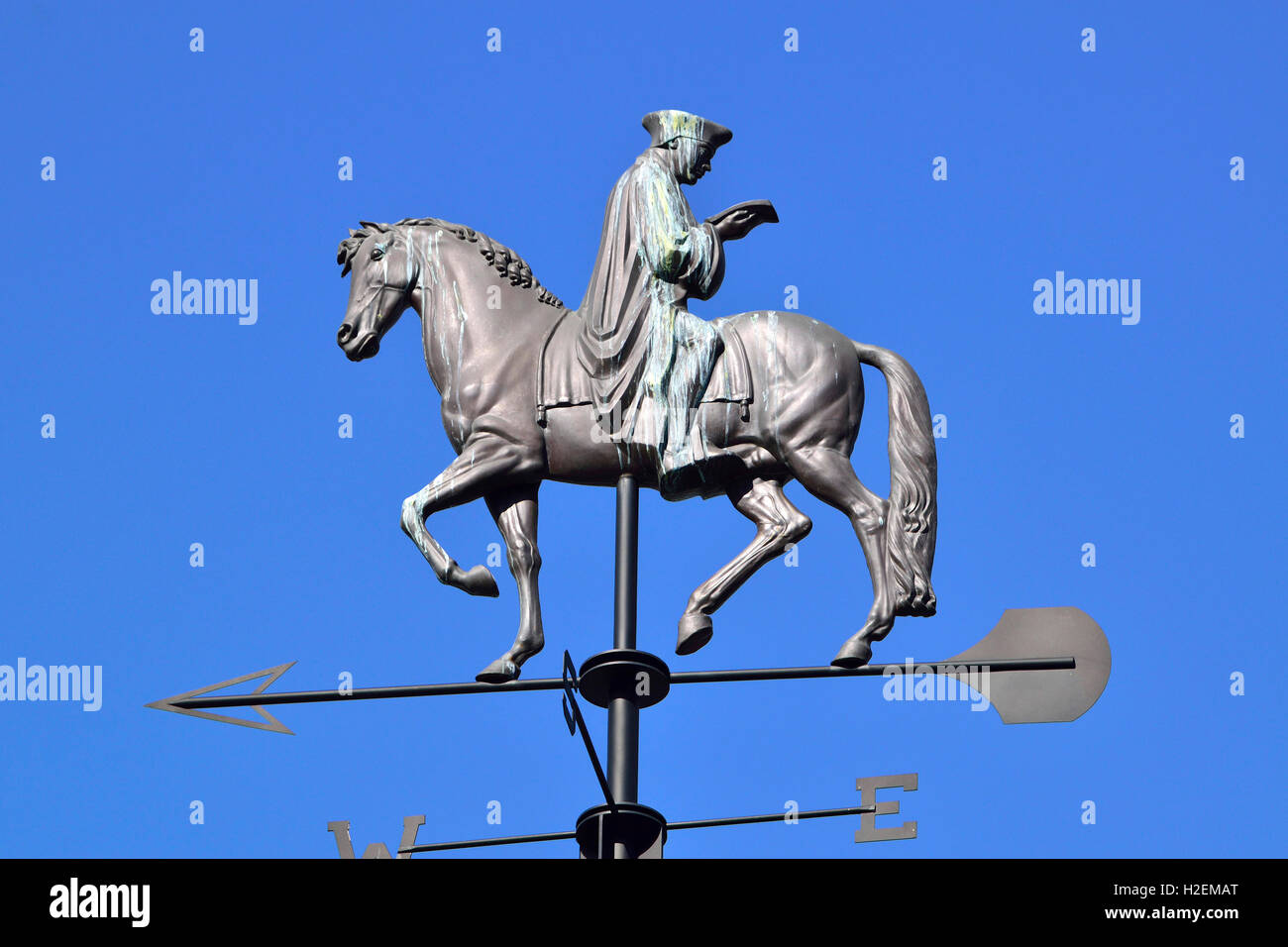 London, England, UK. The Erasmus Wind Vane (2009; Rodney Graham) on the roof of the Whitechapel Gallery (formerly Library)... Stock Photo