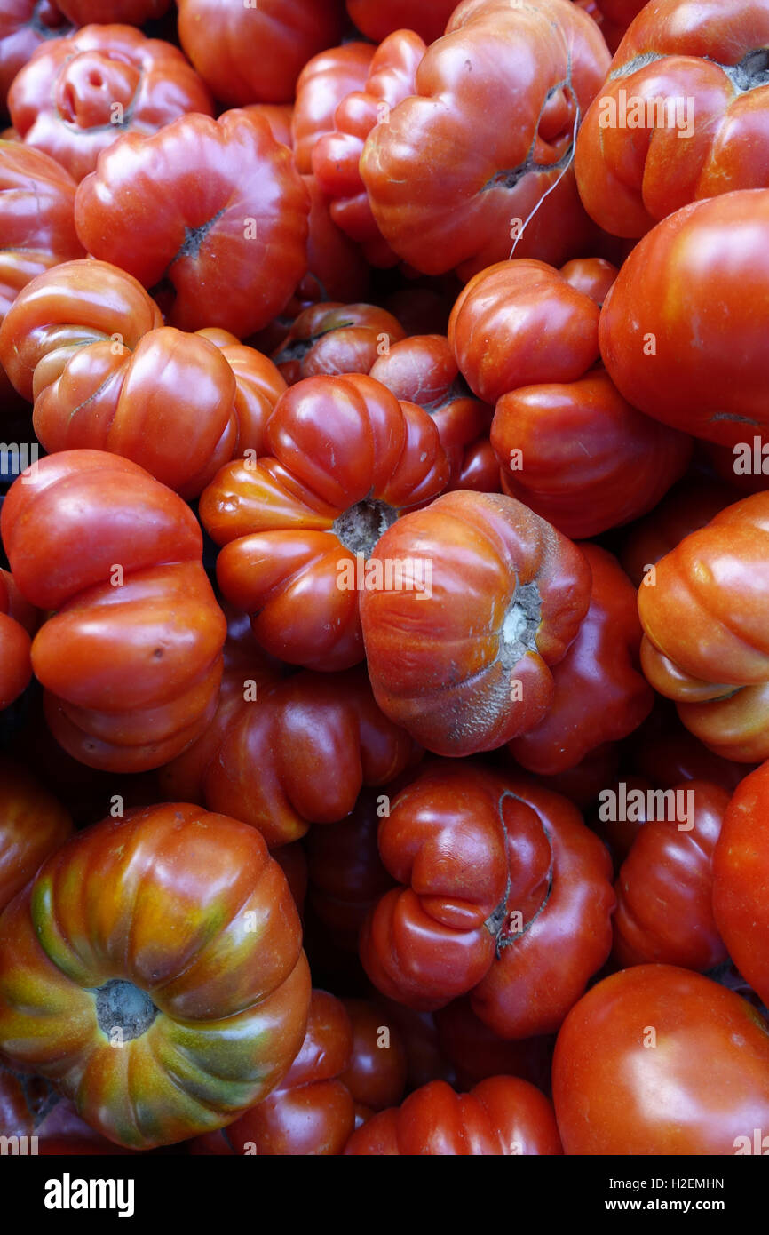 Heirloom tomatoes for sale at a farmers market in Park Slope, Brooklyn ...