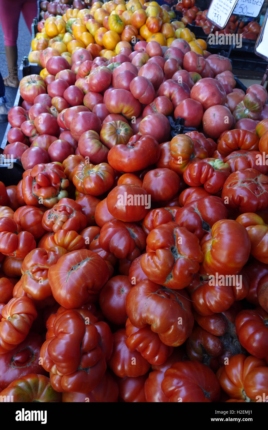 Heirloom tomatoes for sale at a farmers market in Park Slope, Brooklyn ...
