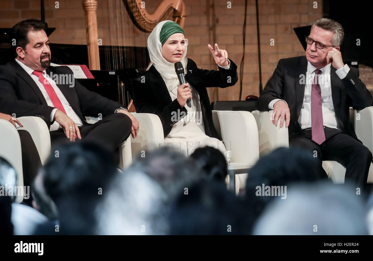 Berlin, Germany. 27th September, 2016. German Minister of the Interior Thomas de Maiziere (CDU, r), Aiman Mazyek from the Central Council of Muslims (l) and Tuba Isik from the University of Paderborn sitting on stage during the ceremonial act '10 Jahre Deutsche Islam Konferenz - Herausforderungen und Chancen fuer das naechste Jahrzehnt' (lit. '10 years of German Islam Conference - Challenges and opportunities for the next decade') in Berlin, Germany, 27 September 2016. Credit:  dpa picture alliance/Alamy Live News Stock Photo