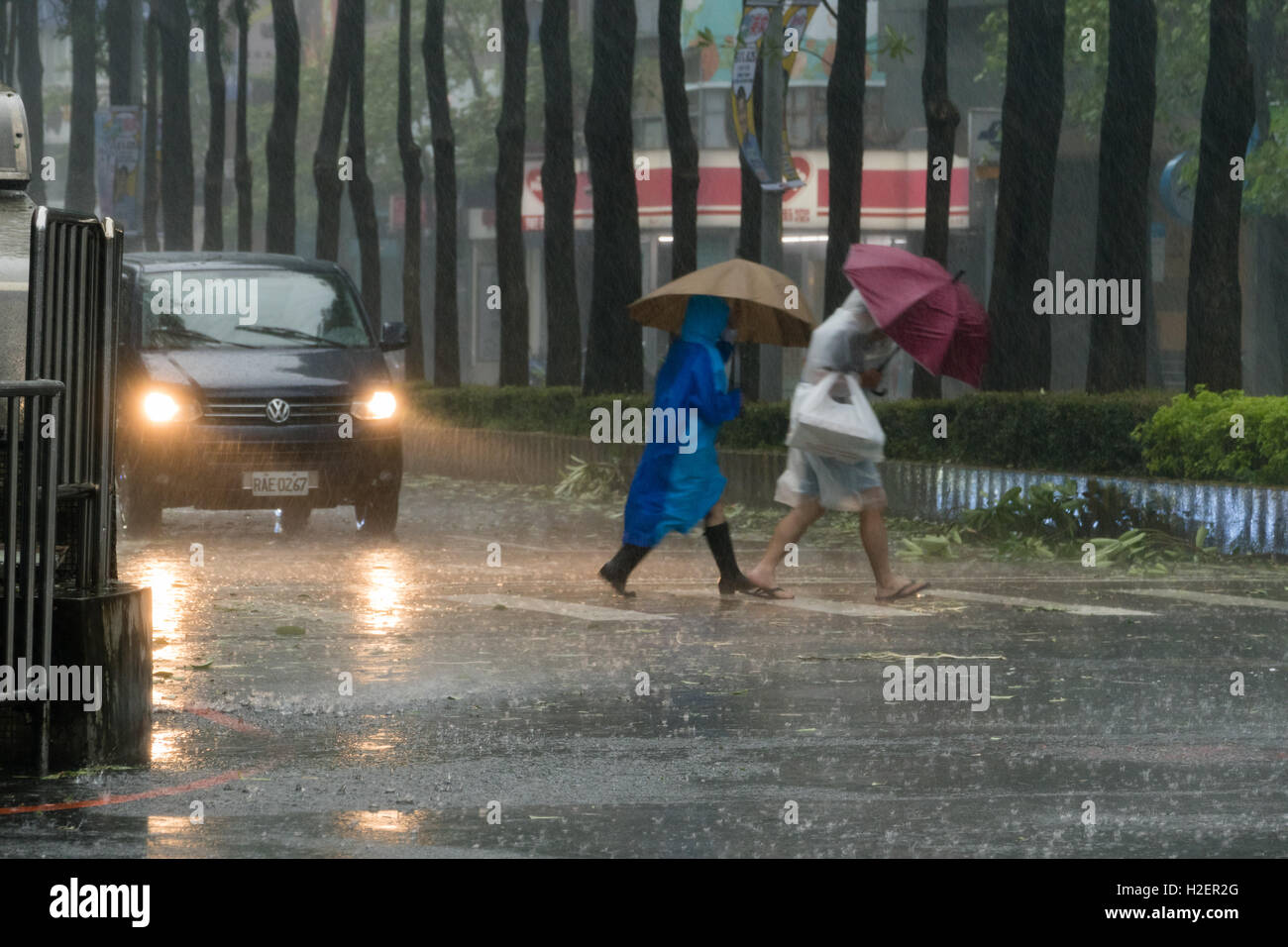 New Taipei City, Taiwan. 27th September, 2016. Pedestrians struggling to cross street during Typhoon Megi Credit:  Images By Kenny/Alamy Live News Stock Photo