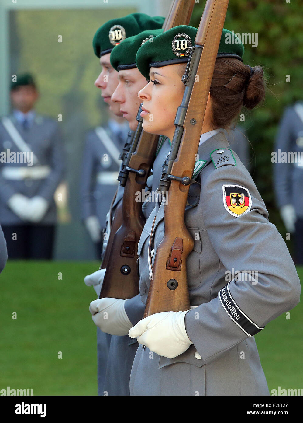 A female soldier of the Bundeswehr guard stnading inbetween male ...