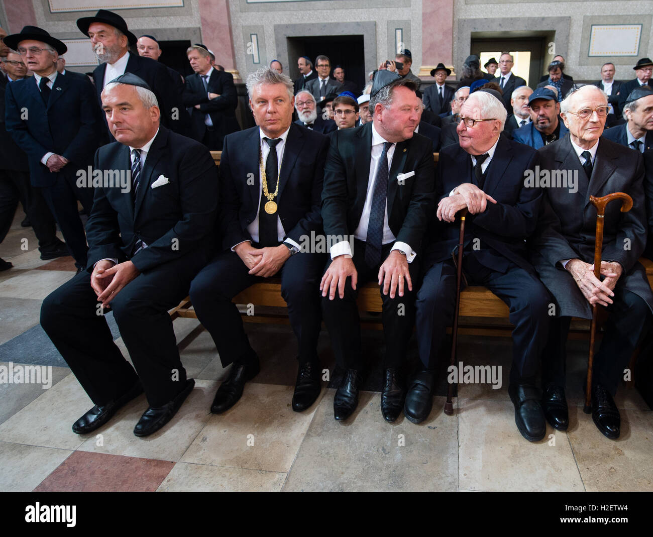 Munich, Germany. 27th Sep, 2016. Education Minister of Bavaria, Ludwig Spaenle (CSU, l-r), the Mayor of Munich. Dieter Reiter (SPD), the Vice Mayor of Munich, Josef Schmid (CSU), former SPD party leader Hans-Jochen Vogel and Franz of Bavaria sit at the funeral of holocaust survivor Max Mannheimer at the Isrealite graveyard in Munich, Germany, 27 September 2016. Mannehimer had died in Munich at the age of 96 on 23 September 2016. PHOTO: MATTHIAS BALK/dpa/Alamy Live News Stock Photo