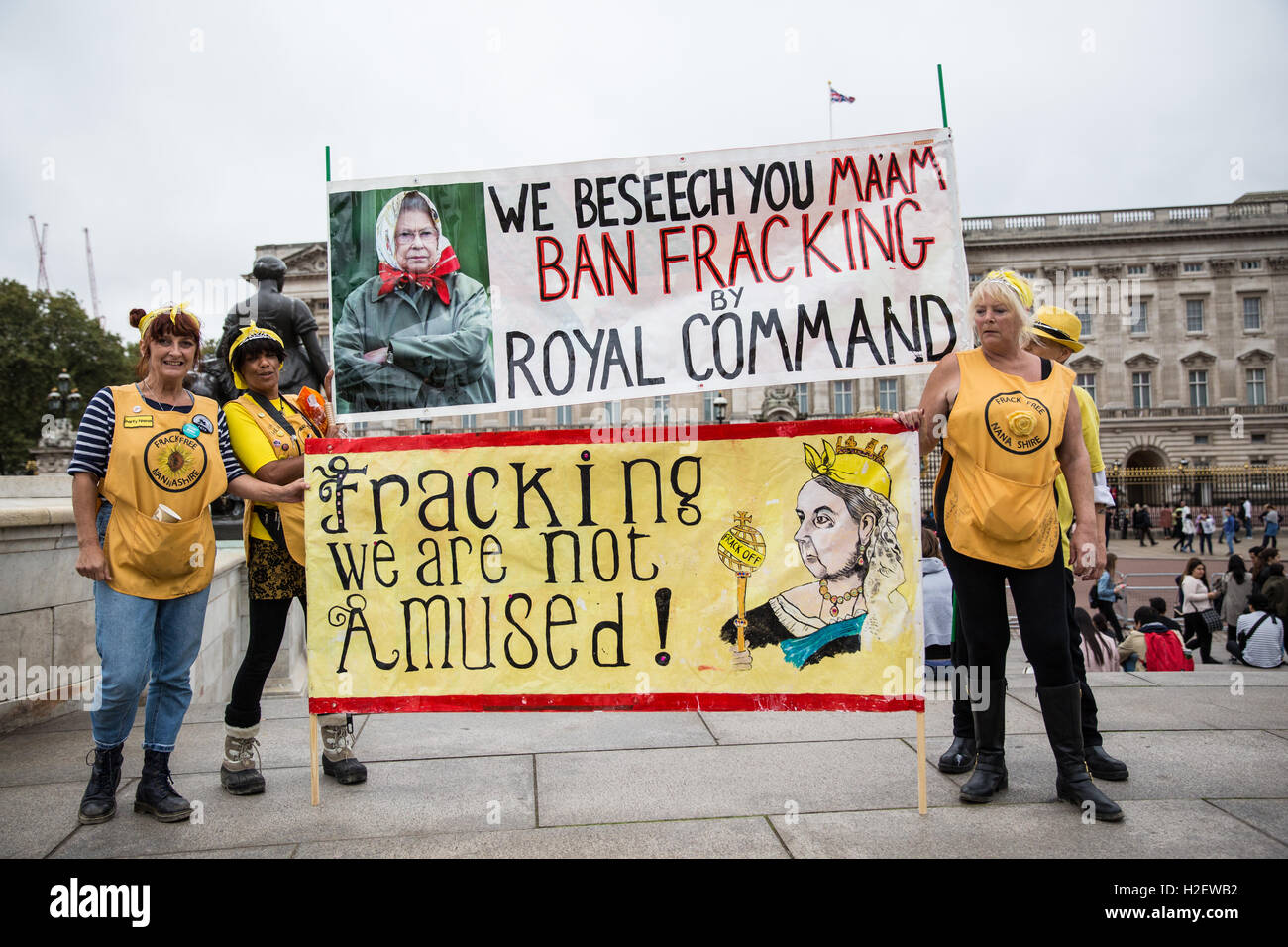 London, UK. 27th Sep, 2016. The Anti-Fracking Nanas, a prominent anti-fracking protest group from Lancashire, hold a 'Nana Tea Party' outside Buckingham Palace as they release an Open Letter to the Queen in advance of the Government decision on the appeal relating to fracking in Lancashire. Credit:  Mark Kerrison/Alamy Live News Stock Photo