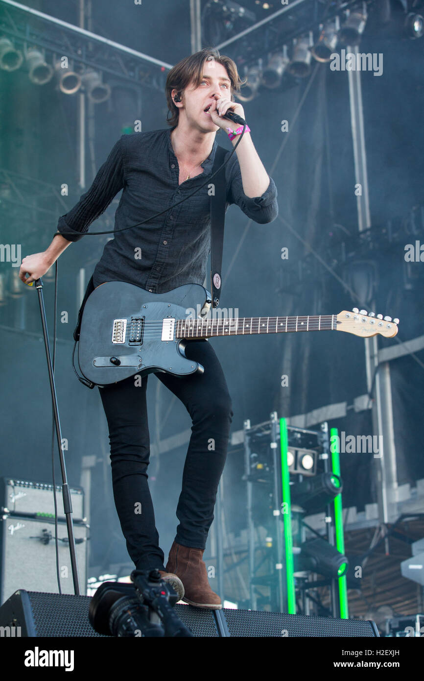 Las Vegas, Nevada, USA. 23rd Sep, 2016. VAN MCCANN of Catfish and the  Bottlemen performs live at Life Is Beautiful Music Festival in Las Vegas,  Nevada © Daniel DeSlover/ZUMA Wire/Alamy Live News