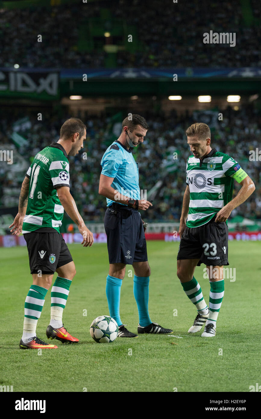 Lisbon, Portugal. 27th September, 2016. Sporting's Brazilian midfielder Bruno Cesar (11) (L), referee Michael Oliver (C) and Sporting's Portuguese midfielder Adrien Silva (23) during the game of the UEFA Champions League, Group F, Sporting CP vs Legia Warsaw Credit:  Alexandre de Sousa/Alamy Live News Stock Photo
