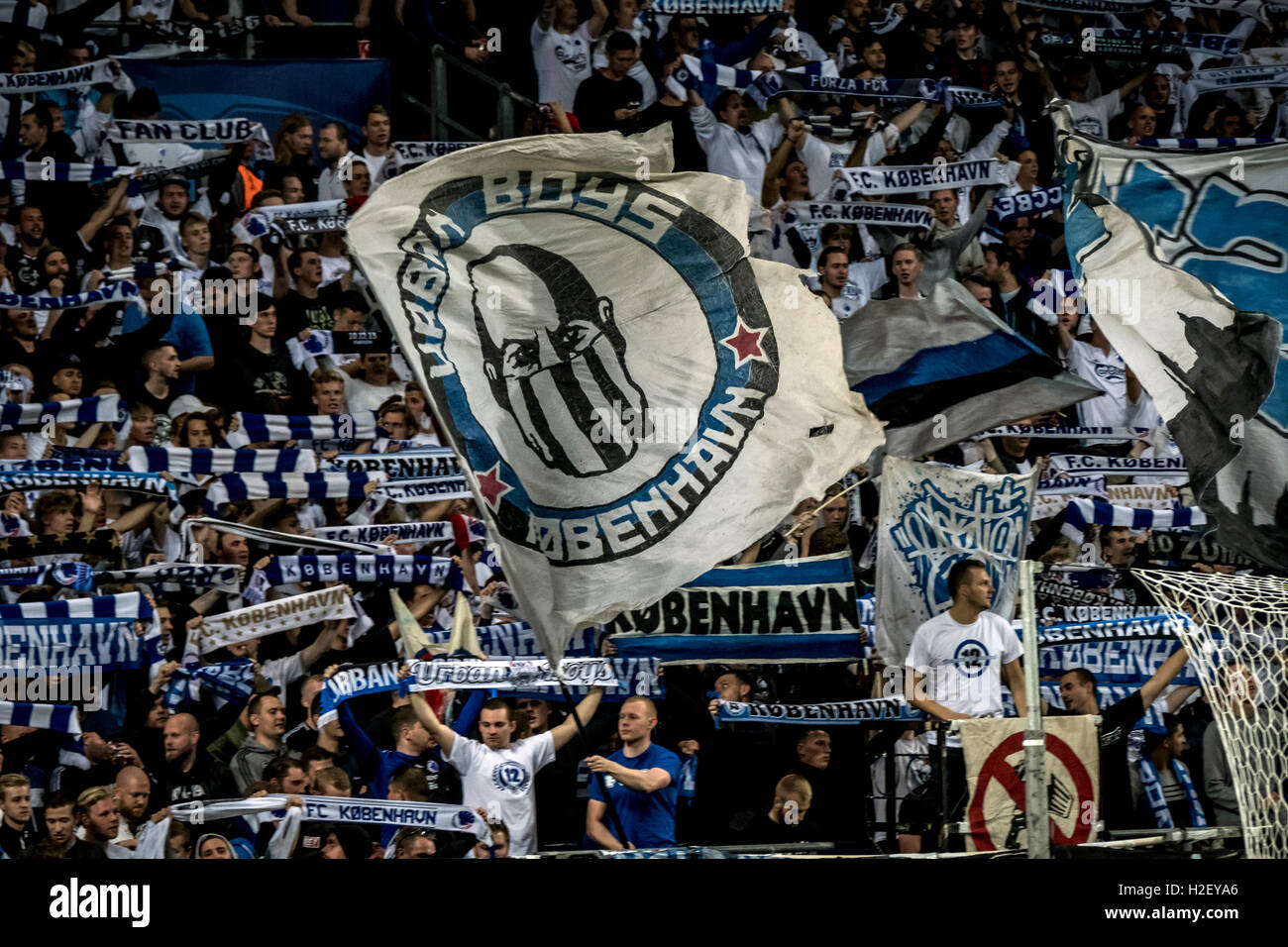 Hæl hver Supersonic hastighed Copenhagen, Denmark. 27th September, 2016. The FC Copenhagen fans support  their local heroes during the UEFA Champions League's Group G match between  FC Copenhagen and Club Brugge at Telia Parken. Credit: Kim