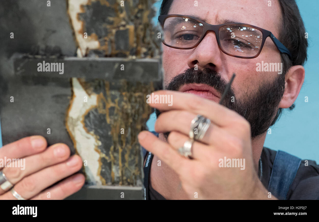 Munich, Germany. 28th Oct, 2016. The artist Leonardo Scarpelli works on