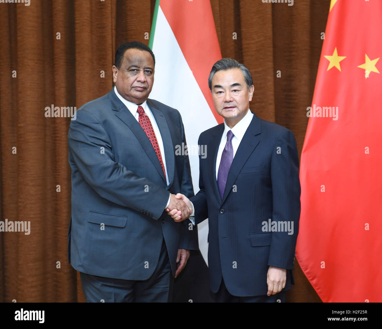Beijing, China. 28th Oct, 2016. Chinese Foreign Minister Wang Yi (R) holds talks with Sudan's Foreign Minister Ibrahim Ghandour in Beijing, capital of China, Oct. 28, 2016. © Zhang Ling/Xinhua/Alamy Live News Stock Photo