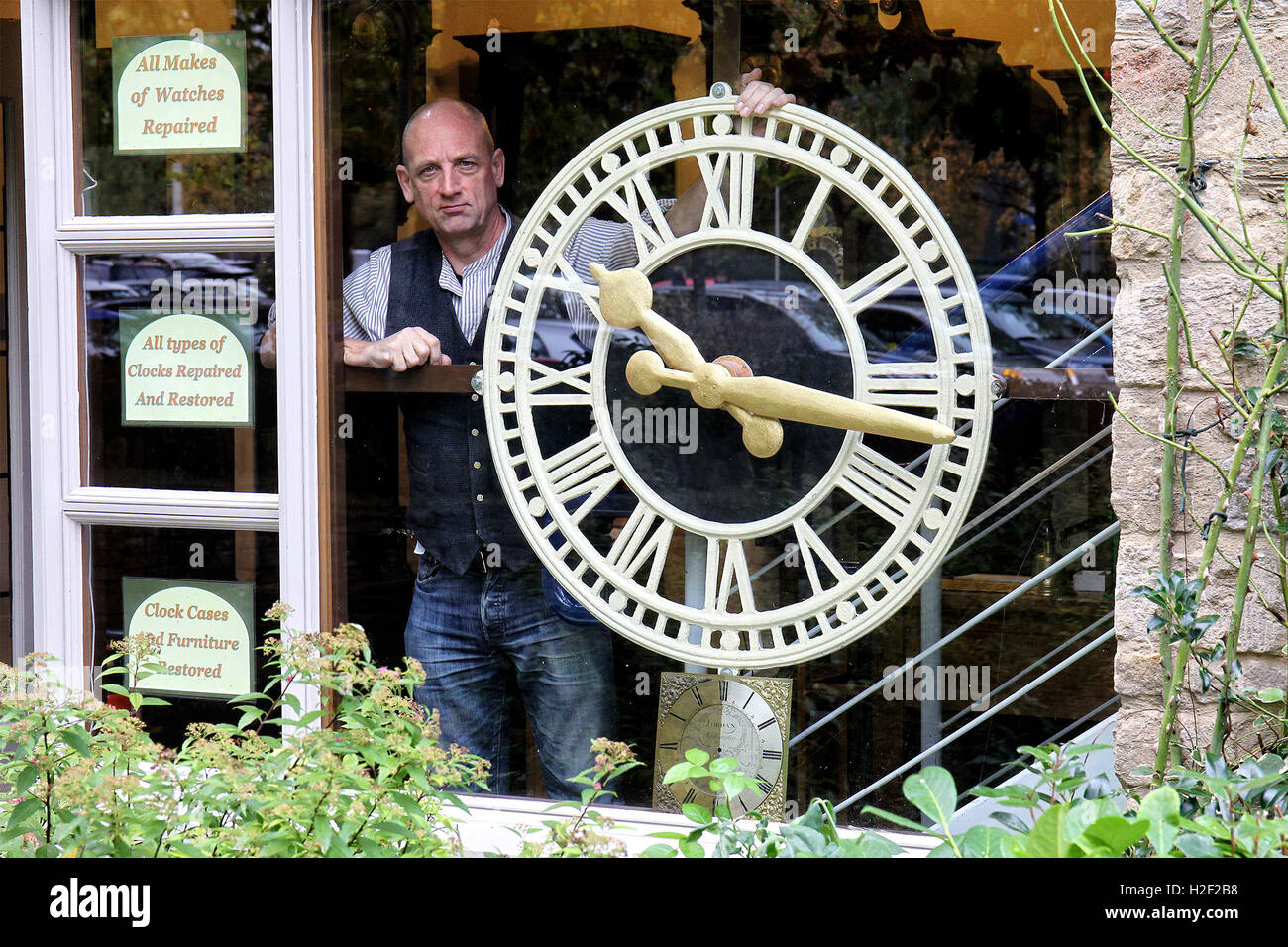 Witney, Oxfordshire, UK. 27th October, 2016. Clock repairer Steve