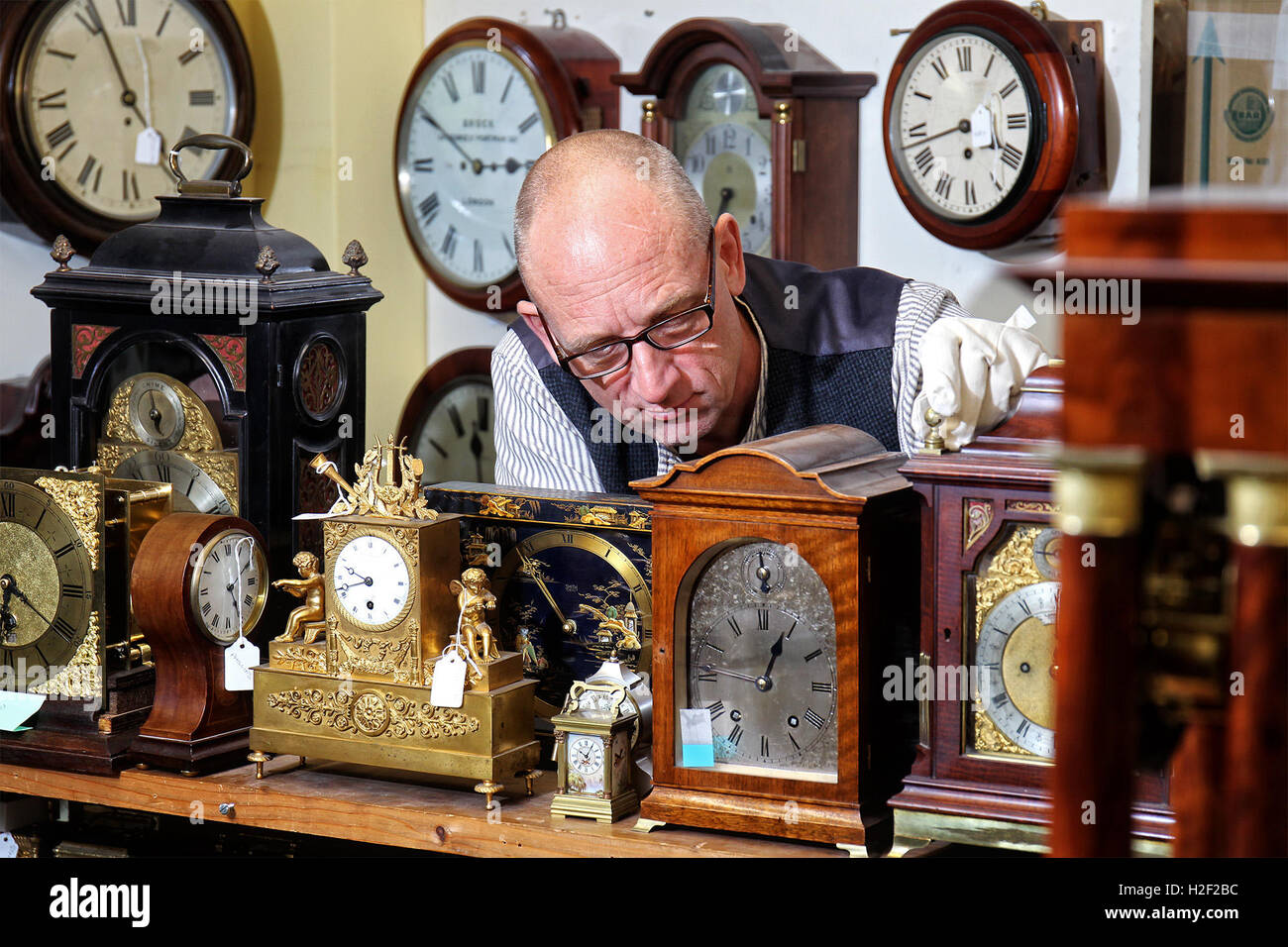 Witney, Oxfordshire, UK. 27th October, 2016. Clock repairer Steve