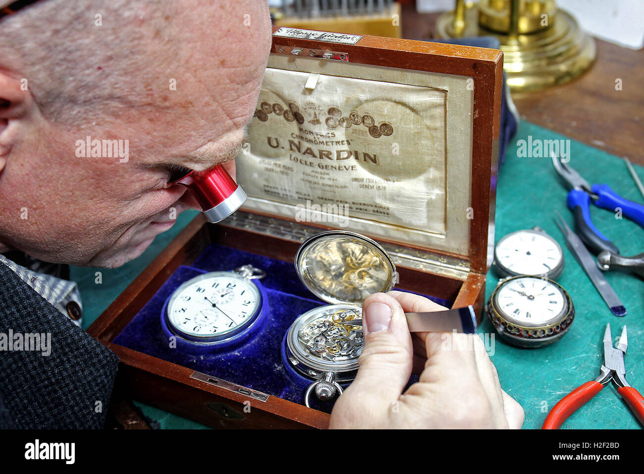 Witney, Oxfordshire, UK. 27th October, 2016. Clock repairer Steve