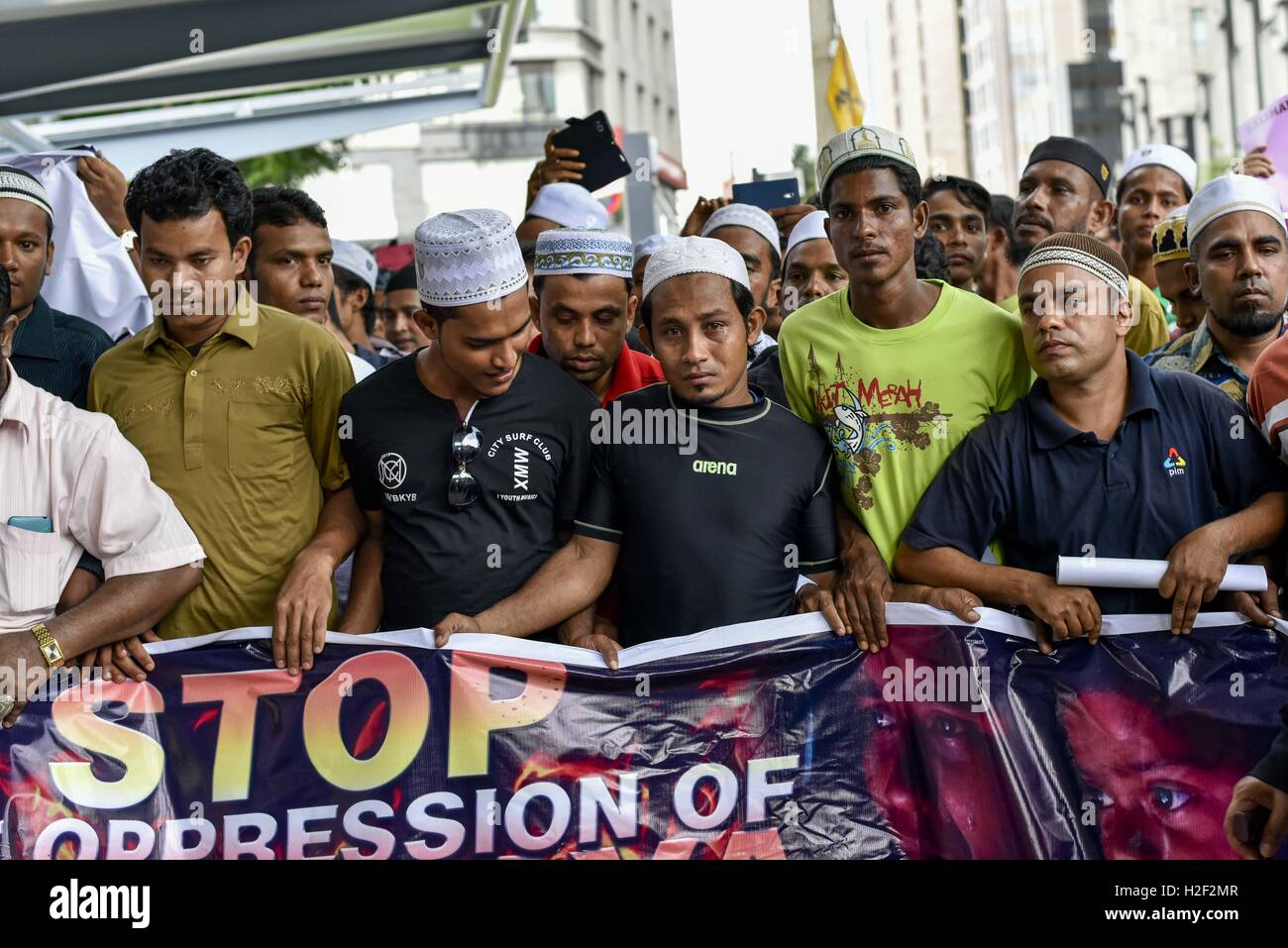 Kuala Lumpur, Malaysia. 28th Oct, 2016. Hundreds members of the ...