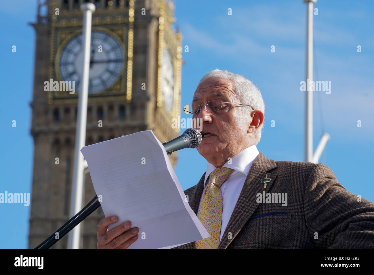 London, England,UK. 28th Oct 2016: Jonathan Goldberg QC OF MARINE ‘A’ attends Parliament Square in support of jailed Sgt Alexander Blackman who was convicted of murdering a Taliban fighter in 2013, London ,UK. Credit:  See Li/Alamy Live News Stock Photo