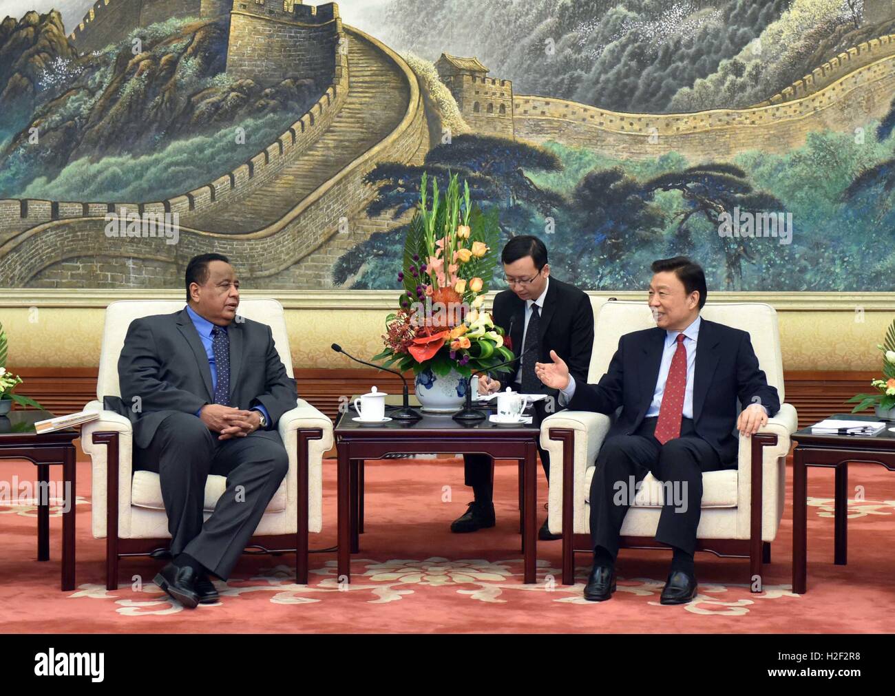 Beijing, China. 28th Oct, 2016. Chinese Vice President Li Yuanchao (R) meets with Sudan's Foreign Minister Ibrahim Ghandour in Beijing, capital of China, Oct. 28, 2016. © Zhang Duo/Xinhua/Alamy Live News Stock Photo