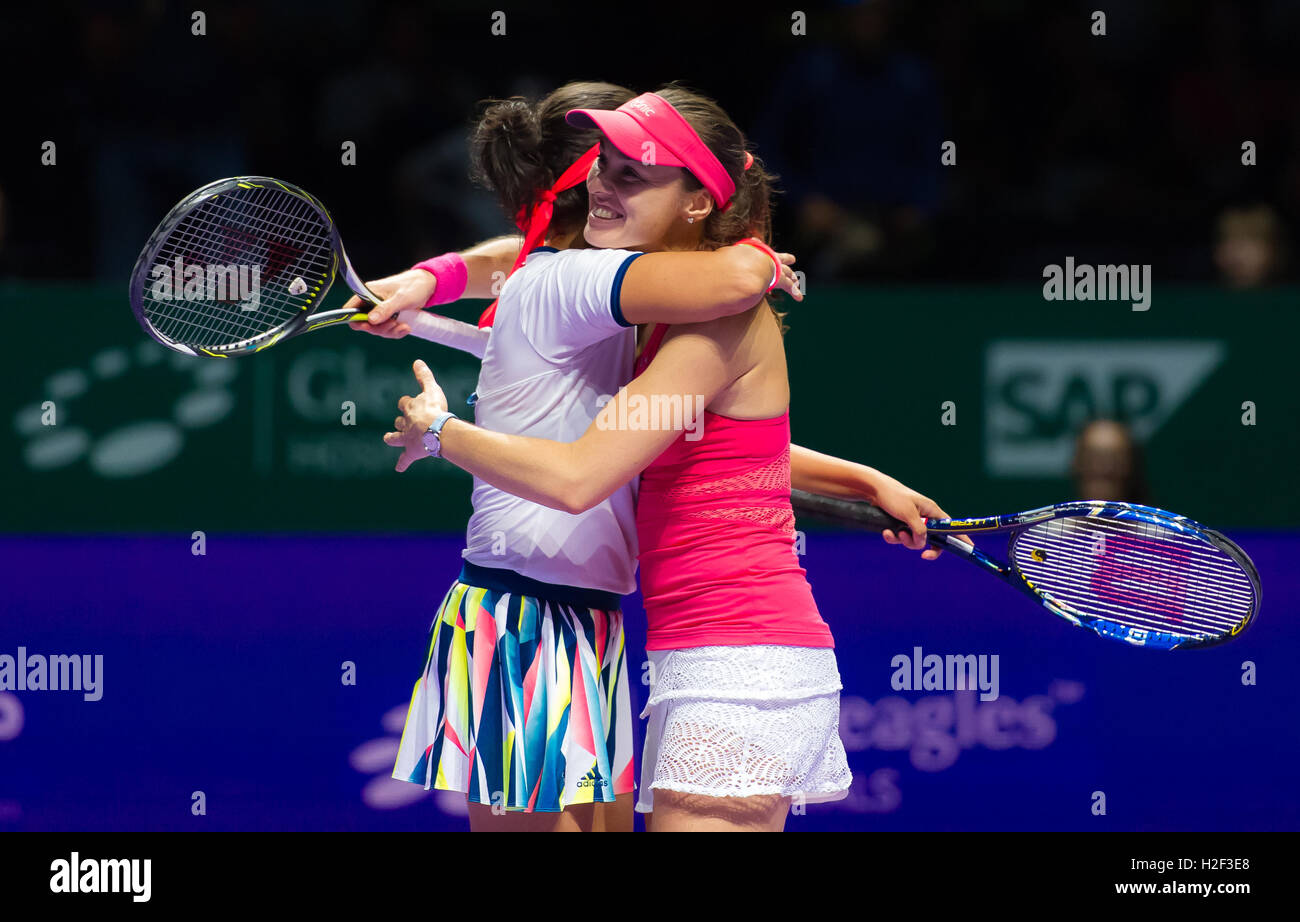 Singapore, Singapore. 28 October, 2016. Sania Mirza, Martina Hingis in action at the 2016 WTA Finals  Credit:  Jimmie48 Photography/Alamy Live News Stock Photo